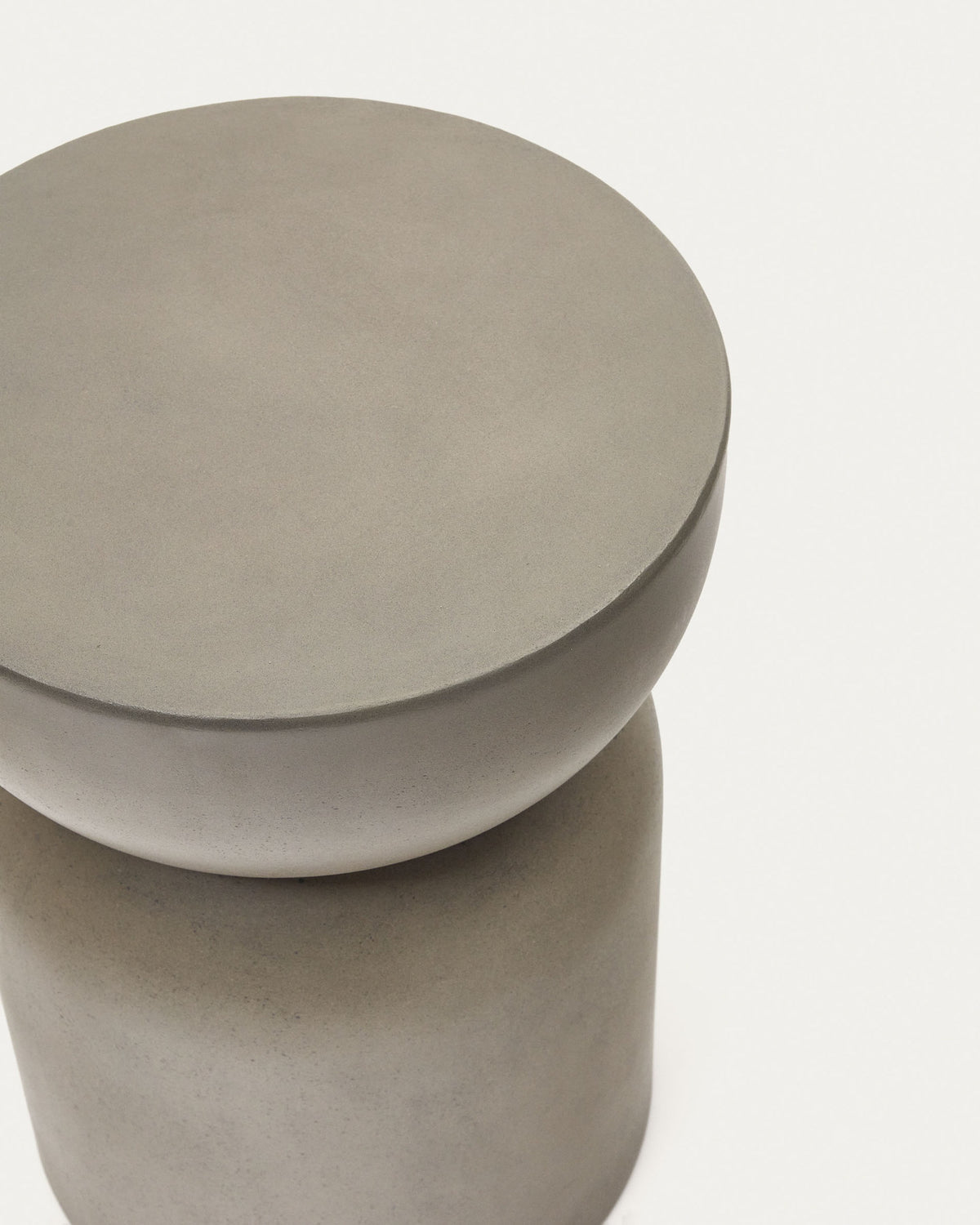 Garbet runder Beistelltisch aus Zement Ø 32 cm in Grau präsentiert im Onlineshop von KAQTU Design AG. Beistelltisch Outdoor ist von Kave Home
