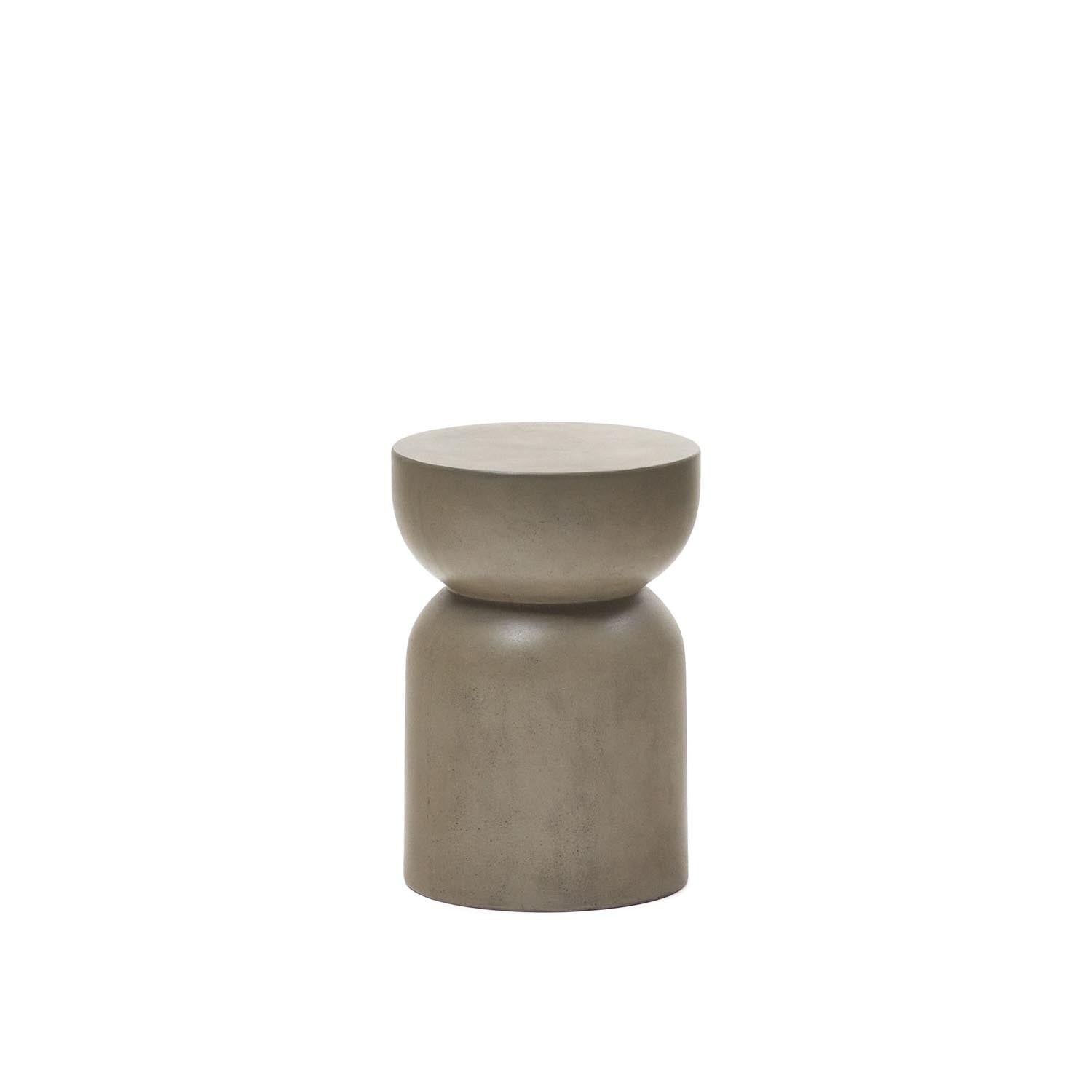 Der Garbet Beistelltisch aus Zement von Kave Home besticht durch minimalistisches Design, robuste Wetterbeständigkeit und zeitlose Eleganz.