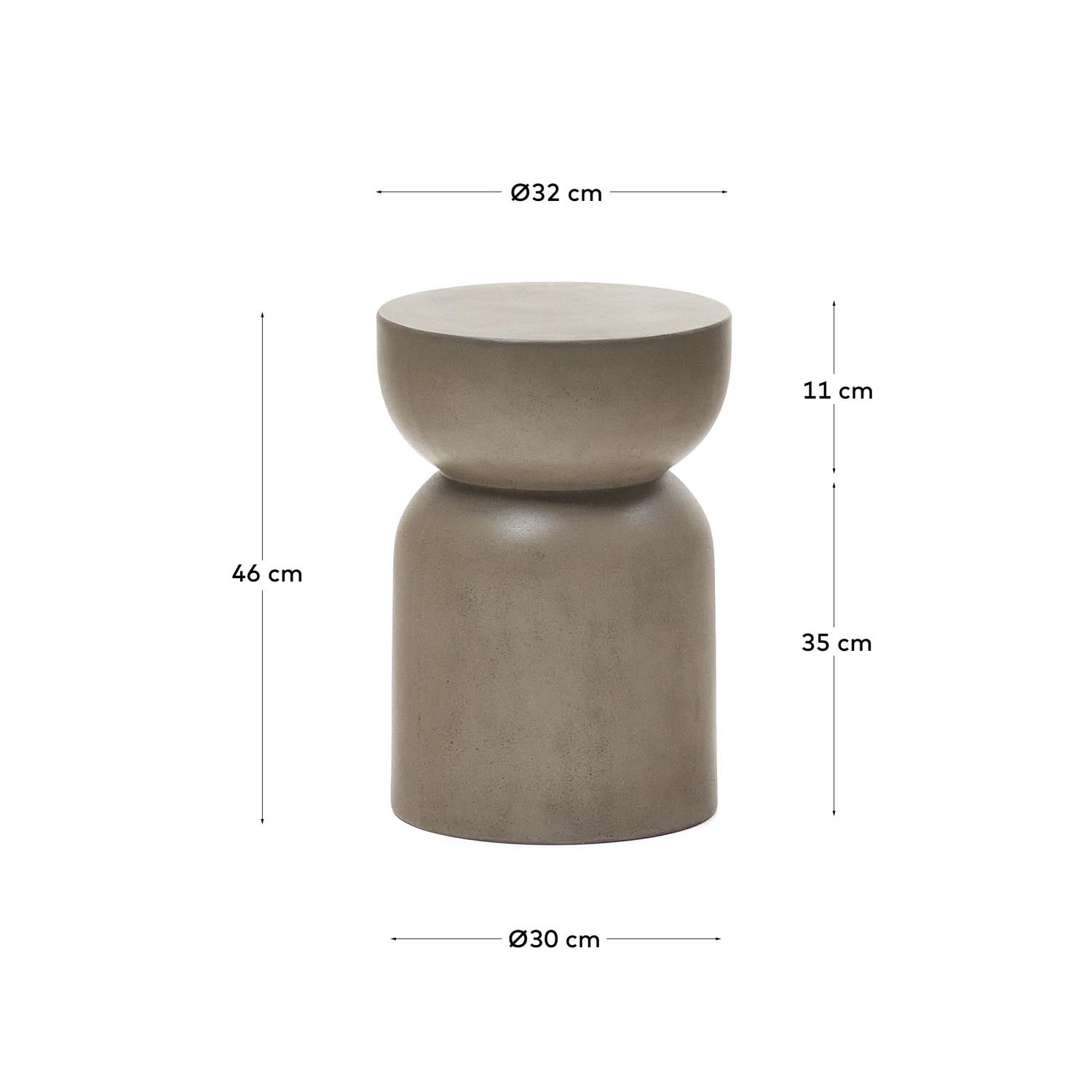 Entdecke den Garbet Beistelltisch aus Zement (Ø 32 cm) von Kave Home – stilvoll, wetterfest und vielseitig für drinnen und draußen.