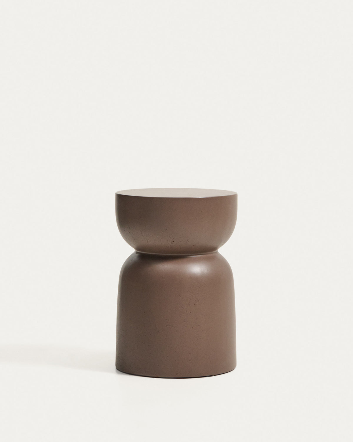 Beistelltisch Garbet aus braunem Zement, Ø 32 cm in Braun, Dunkelbraun präsentiert im Onlineshop von KAQTU Design AG. Beistelltisch Outdoor ist von Kave Home