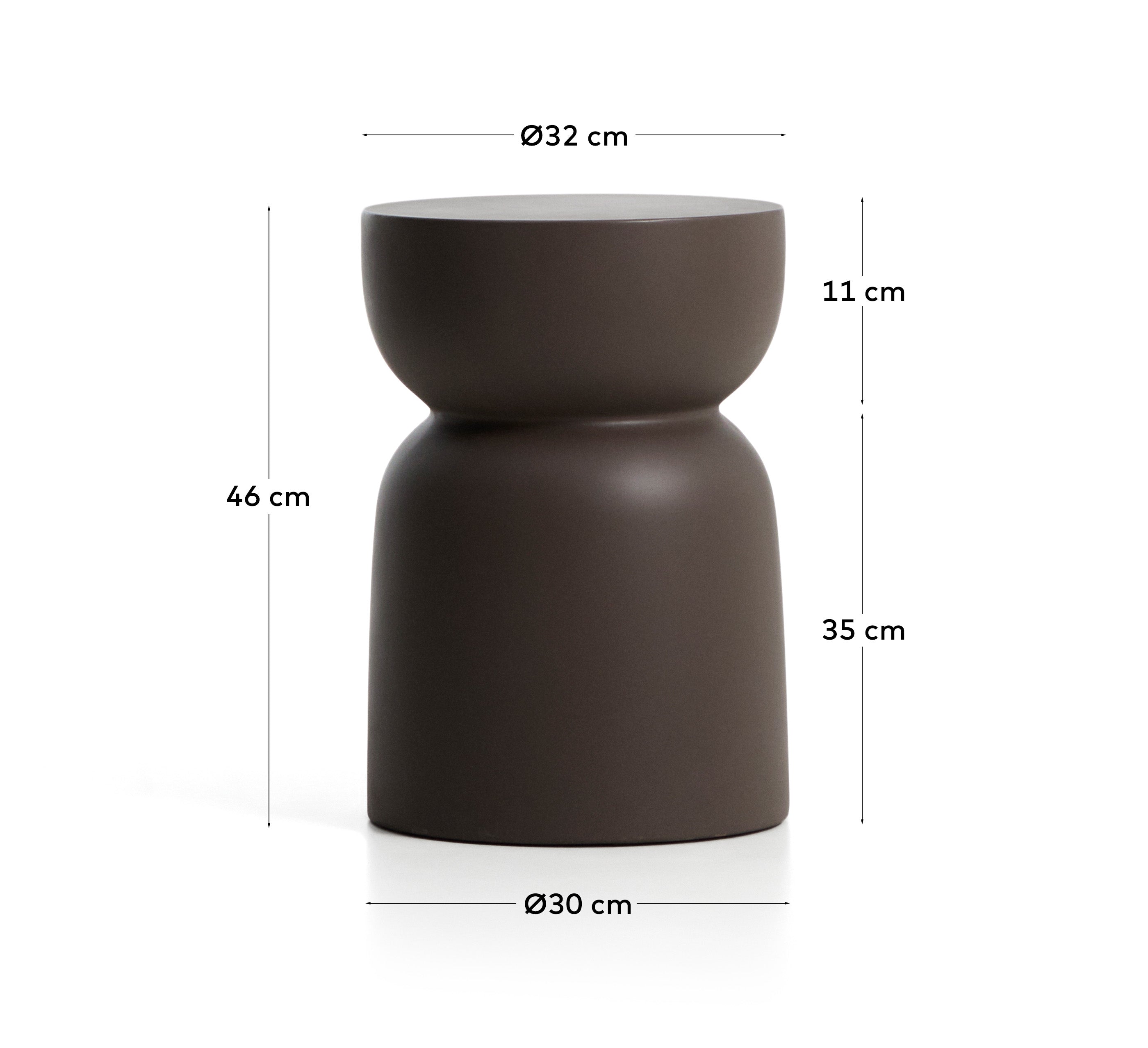 Eleganter Beistelltisch Garbet aus robustem braunem Zement, Ø 32 cm, ideal für Garten und Terrasse, vereint Funktionalität und modernes Design.