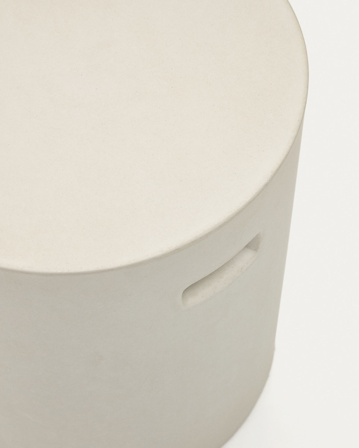 Aiguablava Fussablage aus Zement in Weiss Ø 37 cm in Weiss präsentiert im Onlineshop von KAQTU Design AG. Hocker Outdoor ist von Kave Home