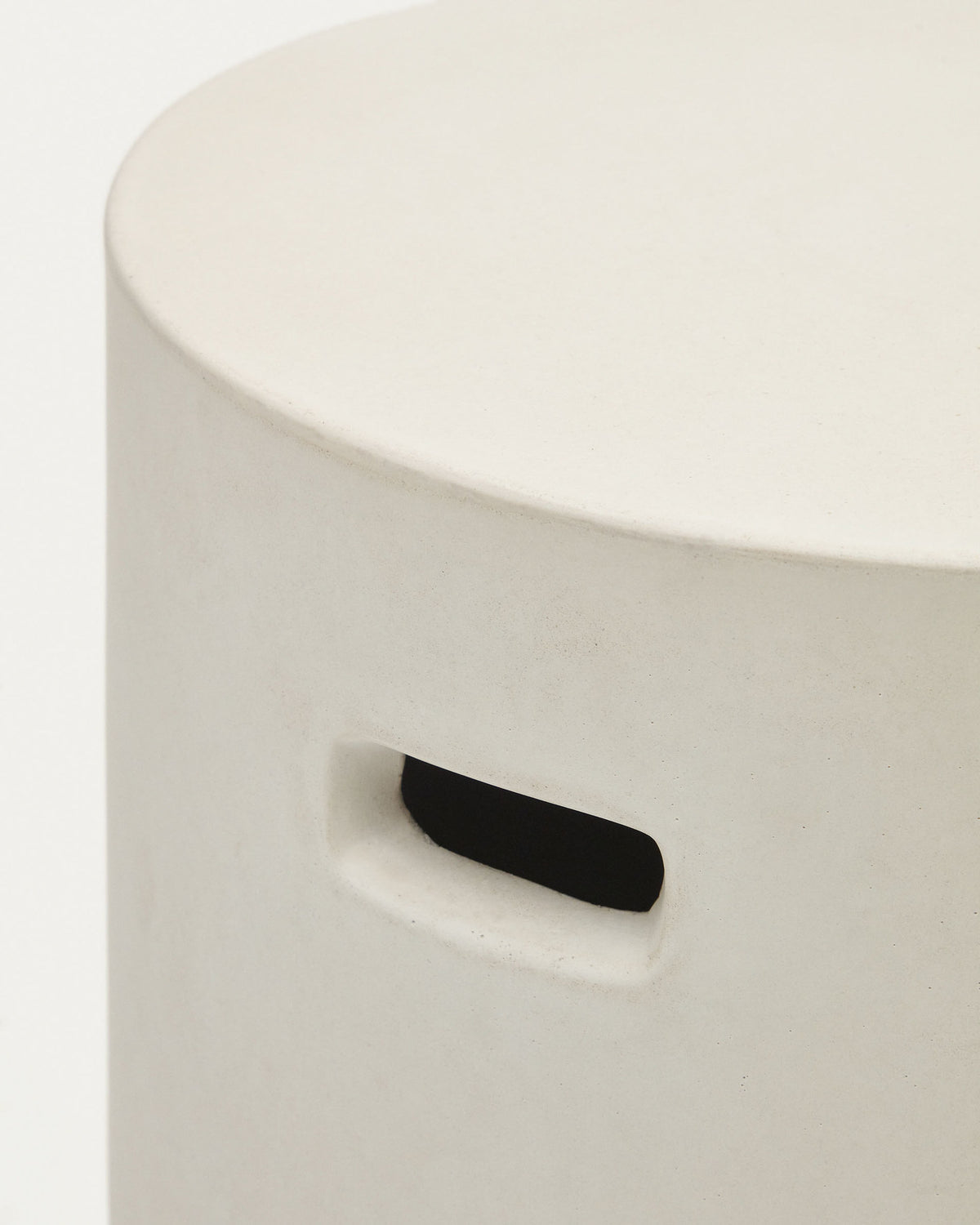 Aiguablava Fussablage aus Zement in Weiss Ø 37 cm in Weiss präsentiert im Onlineshop von KAQTU Design AG. Hocker Outdoor ist von Kave Home