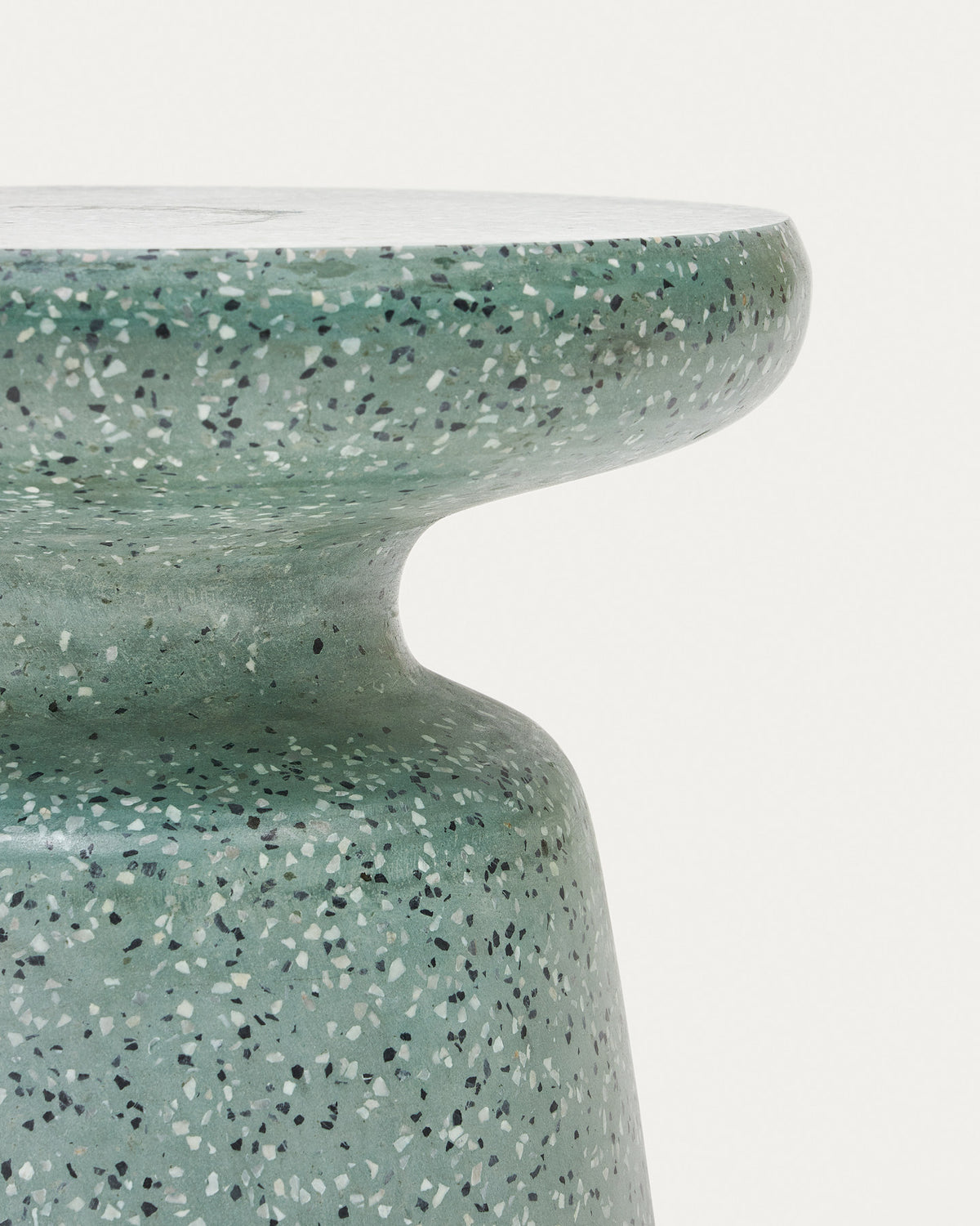 Mesquida Outdoor Beistelltisch aus grünem Terrazzo Ø 39 cm in Türkis präsentiert im Onlineshop von KAQTU Design AG. Beistelltisch Outdoor ist von Kave Home