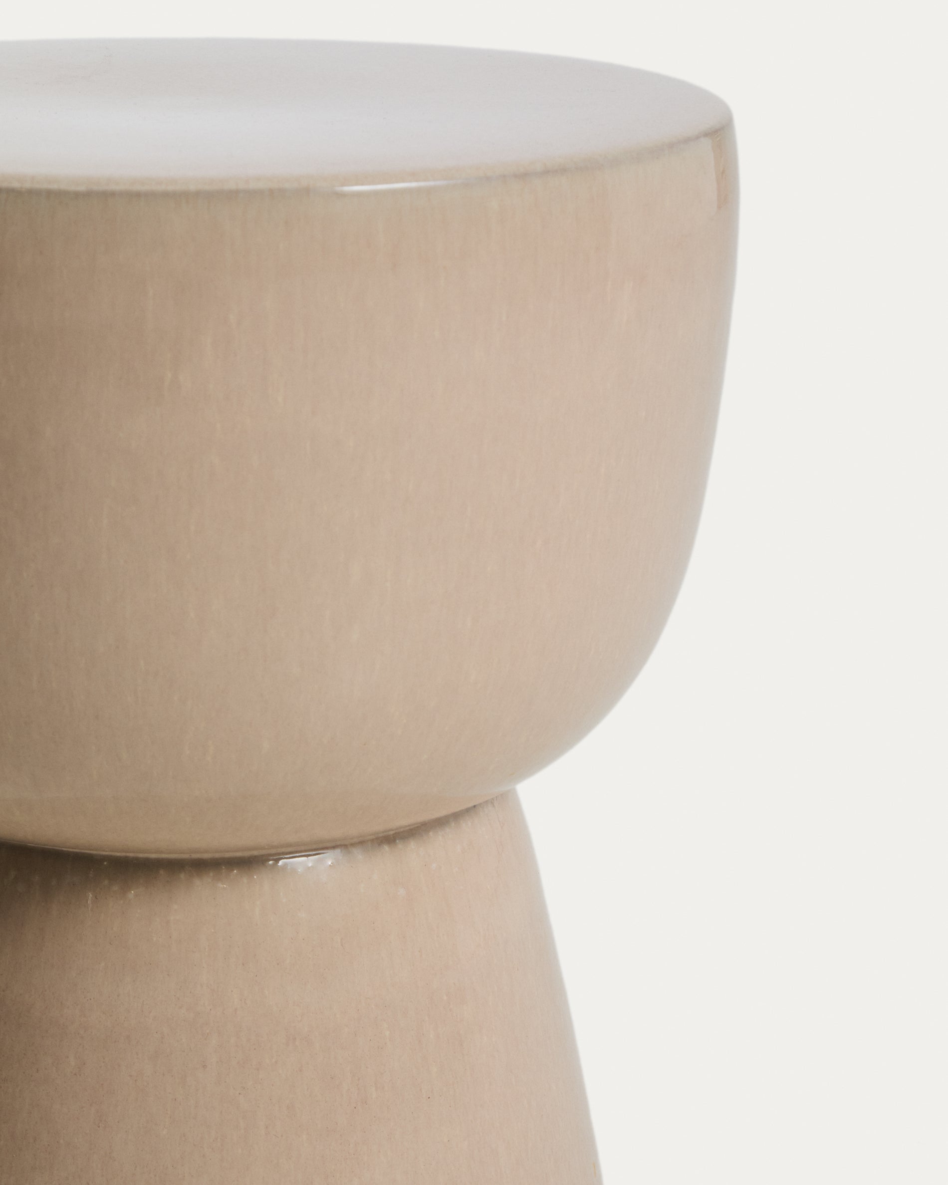 Outdoor-Beistelltisch Mesquida aus Keramik mit ecrufarbener Glasur, Ø 36 cm in Beige präsentiert im Onlineshop von KAQTU Design AG. Beistelltisch Outdoor ist von Kave Home