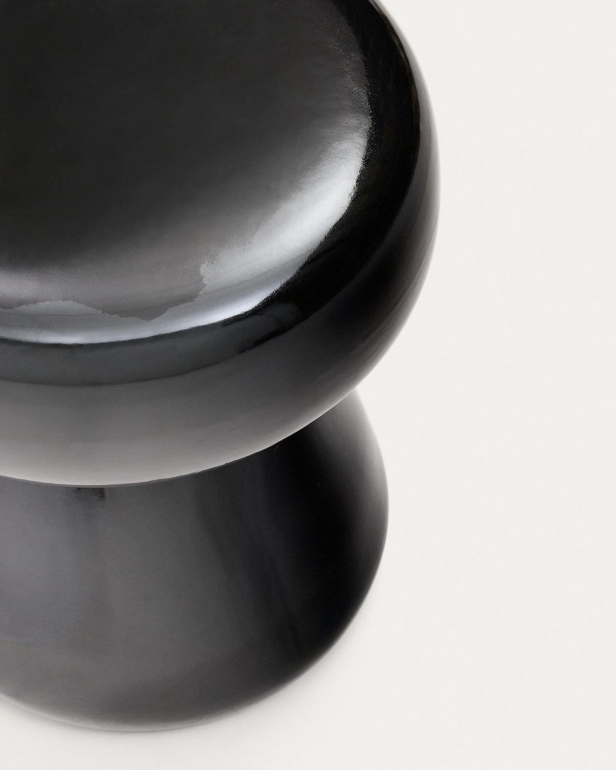 Manya Beistelltisch aus schwarzem Keramik Ø 38 cm in Schwarz präsentiert im Onlineshop von KAQTU Design AG. Beistelltisch Outdoor ist von Kave Home