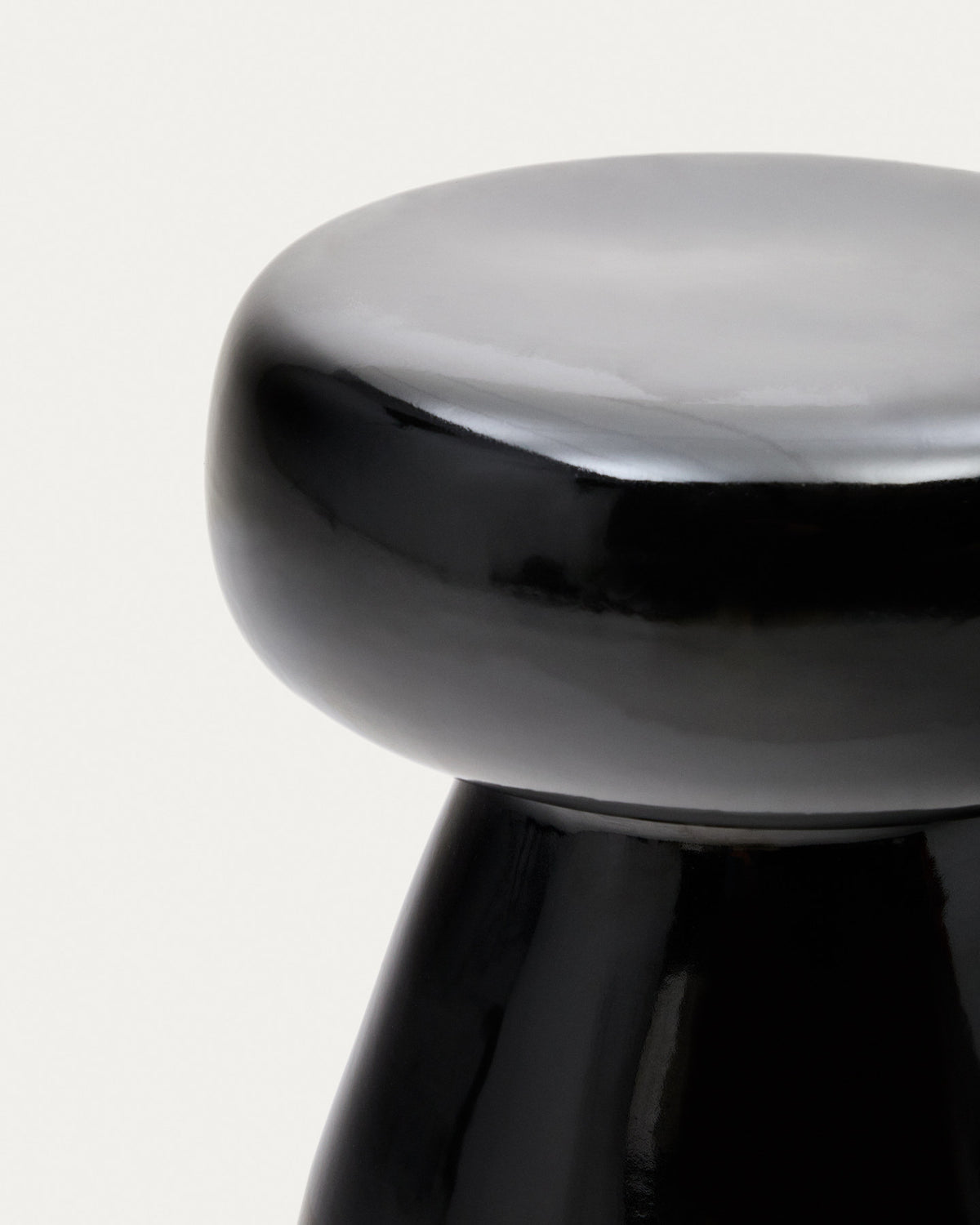 Manya Beistelltisch aus schwarzem Keramik Ø 38 cm in Schwarz präsentiert im Onlineshop von KAQTU Design AG. Beistelltisch Outdoor ist von Kave Home