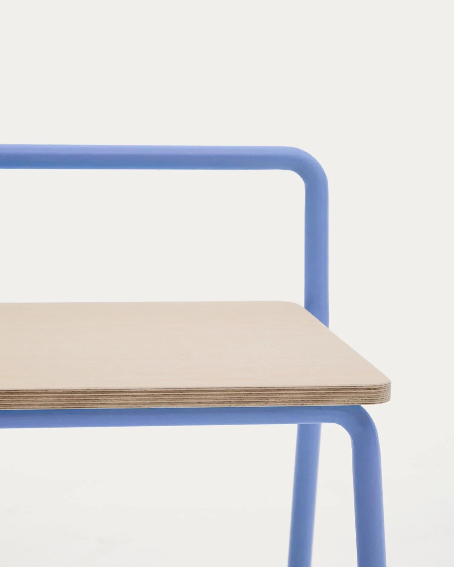 Die Tinn Bank aus Eschenfurnier und blauem Metallgestell bietet modernes Design und Funktionalität für vielseitige Einsatzmöglichkeiten.