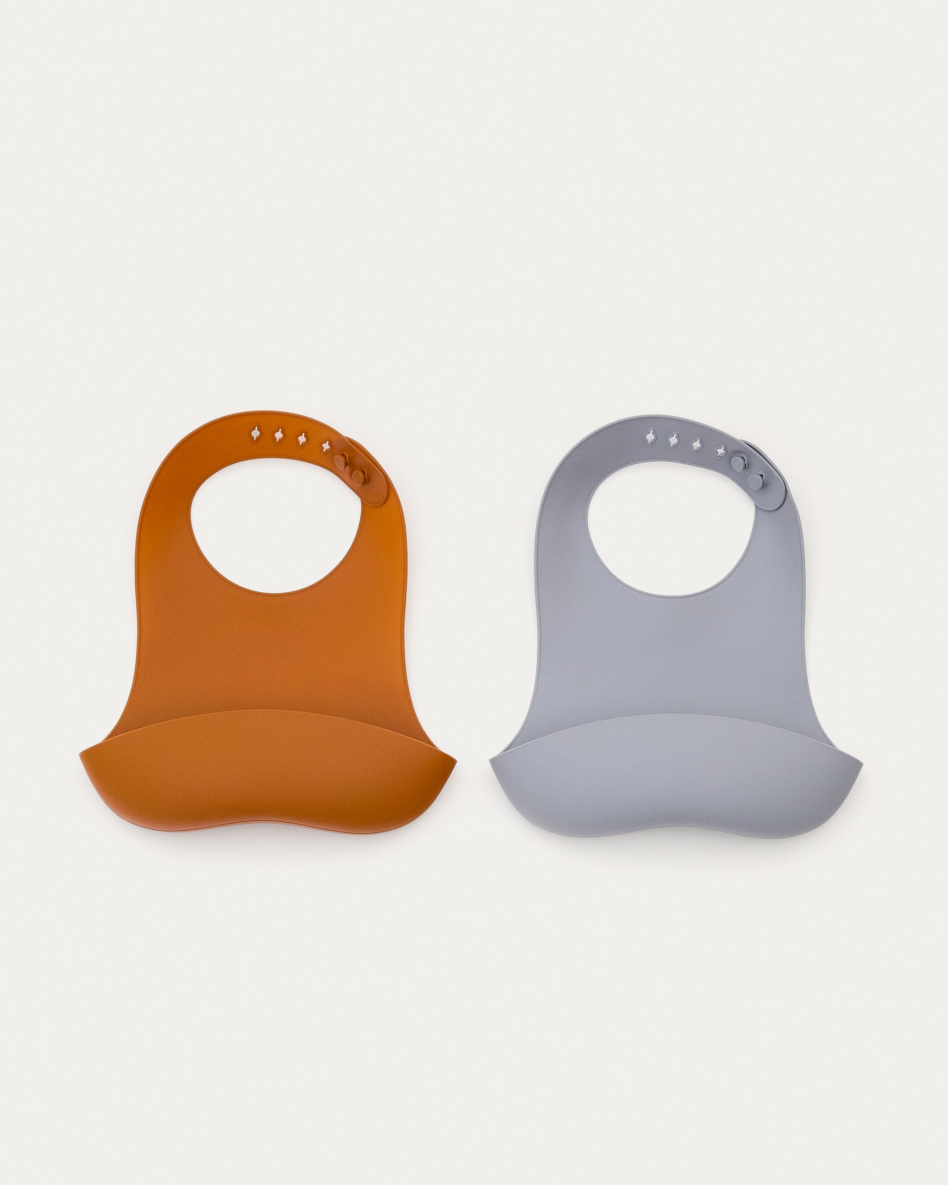 Set Lili aus 2 Lätzchen aus Silikon orange und blau in Orange, Blau präsentiert im Onlineshop von KAQTU Design AG. Geschirr Kids ist von Kave Home