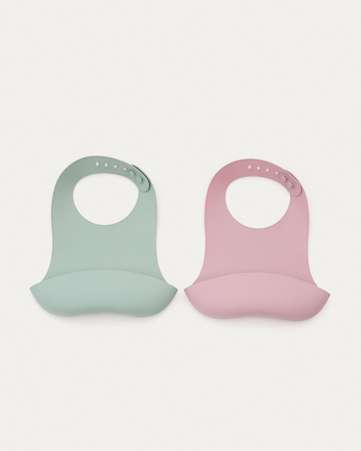 Set Lili aus 2 Lätzchen aus Silikon rosa und türkis in Türkis, Rosa präsentiert im Onlineshop von KAQTU Design AG. Geschirr Kids ist von Kave Home