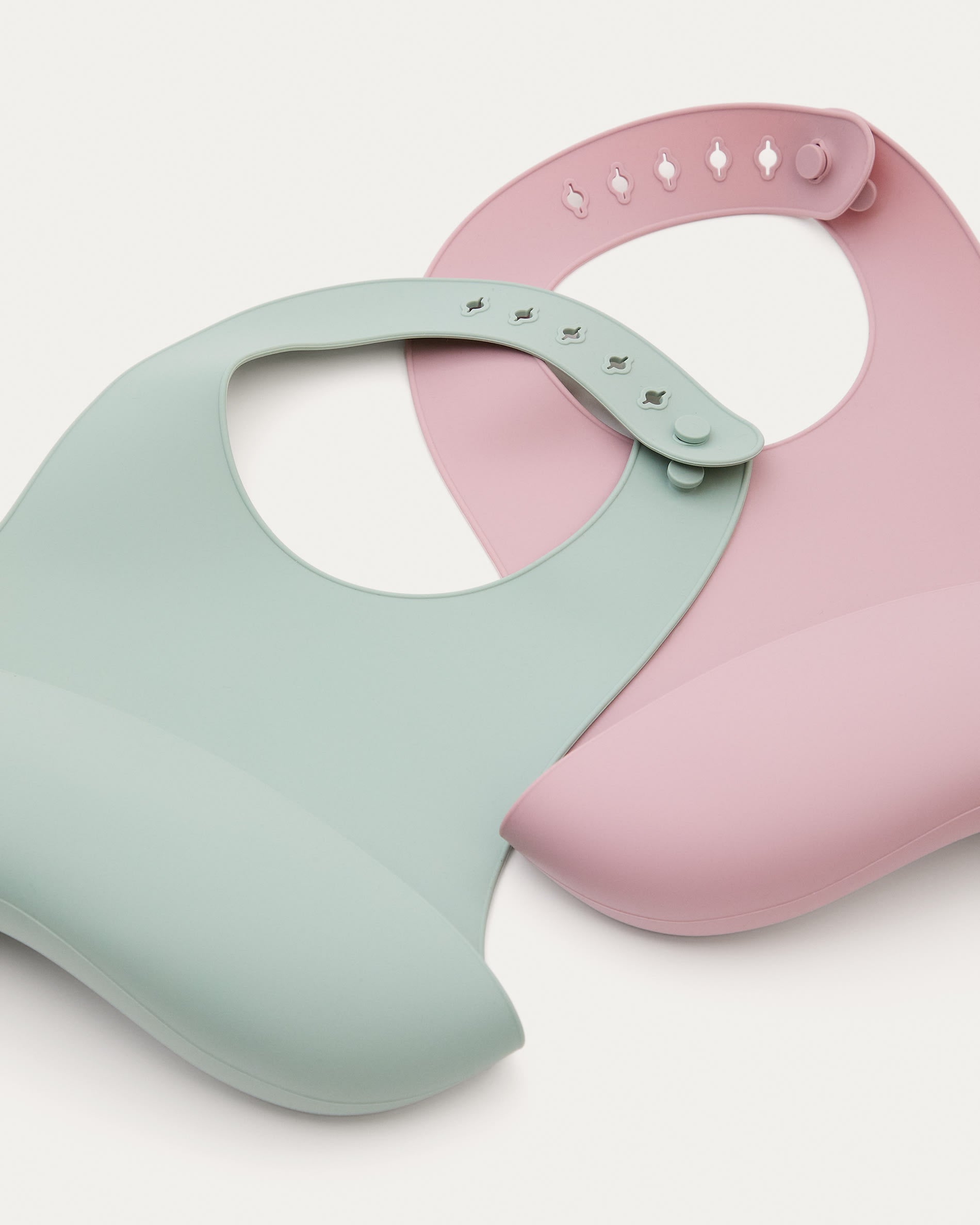 Set Lili aus 2 Lätzchen aus Silikon rosa und türkis in Türkis, Rosa präsentiert im Onlineshop von KAQTU Design AG. Geschirr Kids ist von Kave Home