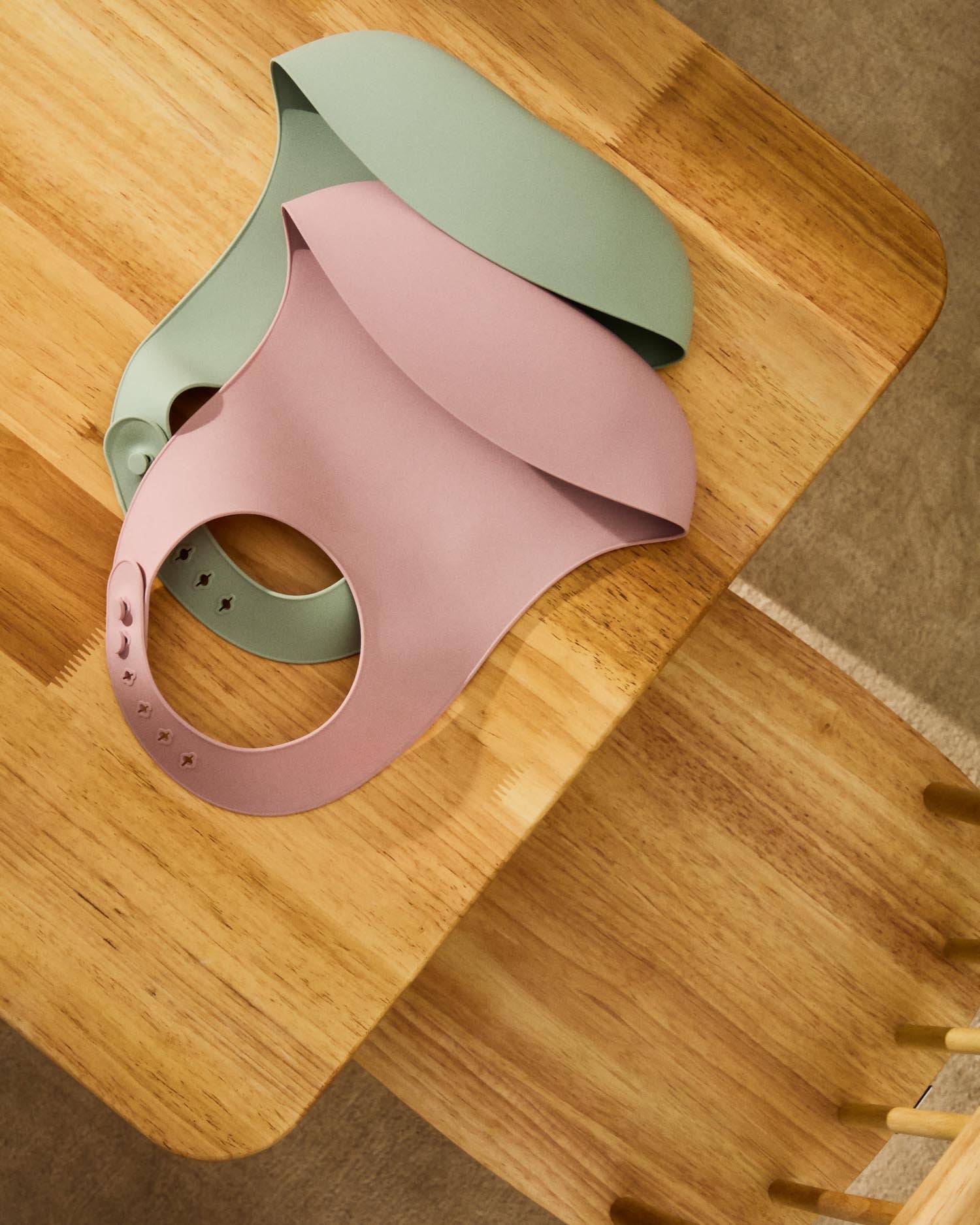 Set Lili aus 2 Lätzchen aus Silikon rosa und türkis in Türkis, Rosa präsentiert im Onlineshop von KAQTU Design AG. Geschirr Kids ist von Kave Home
