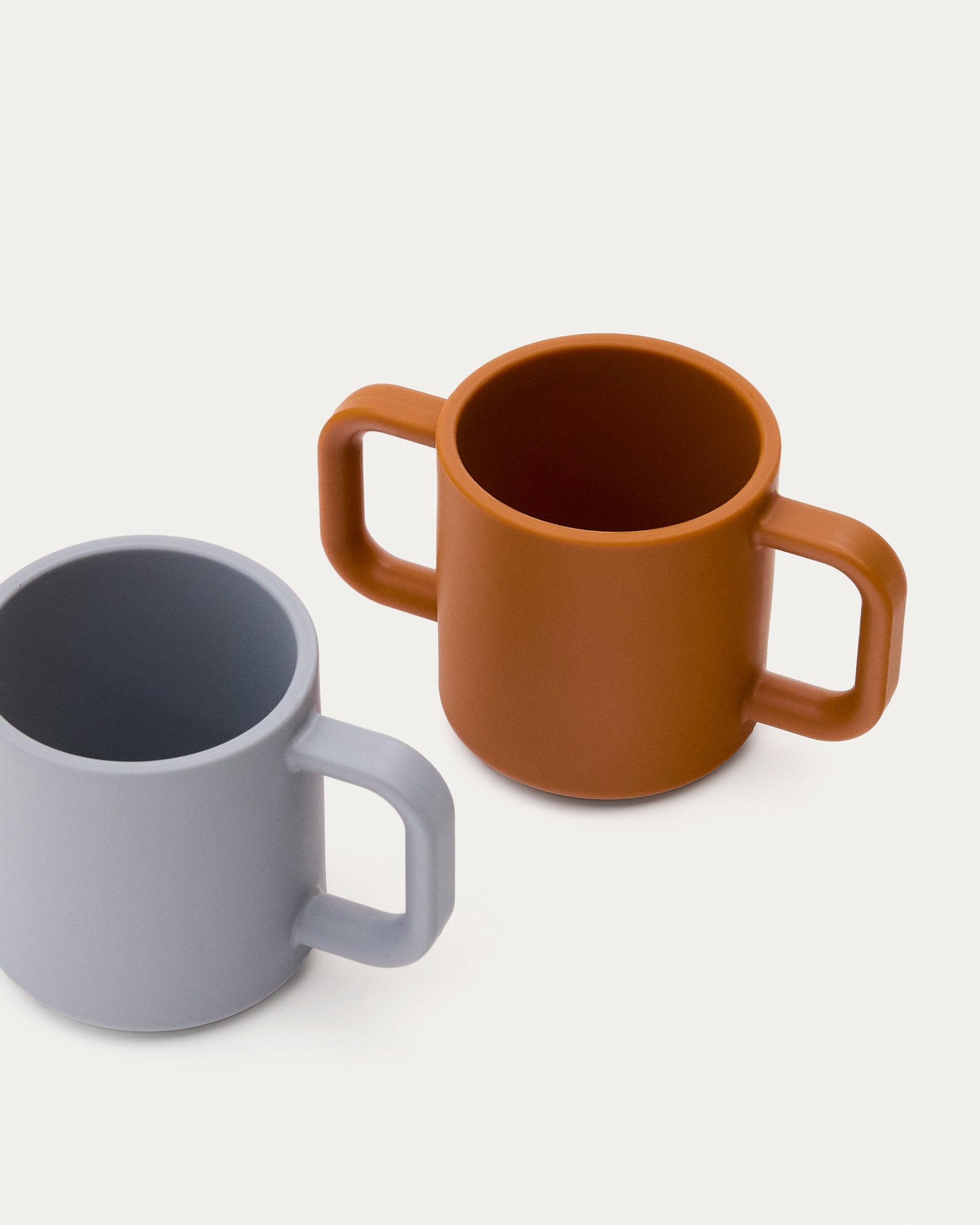 Set Lili aus 2 Tassen aus Silikon orange und blau in Orange, Blau präsentiert im Onlineshop von KAQTU Design AG. Geschirr Kids ist von Kave Home