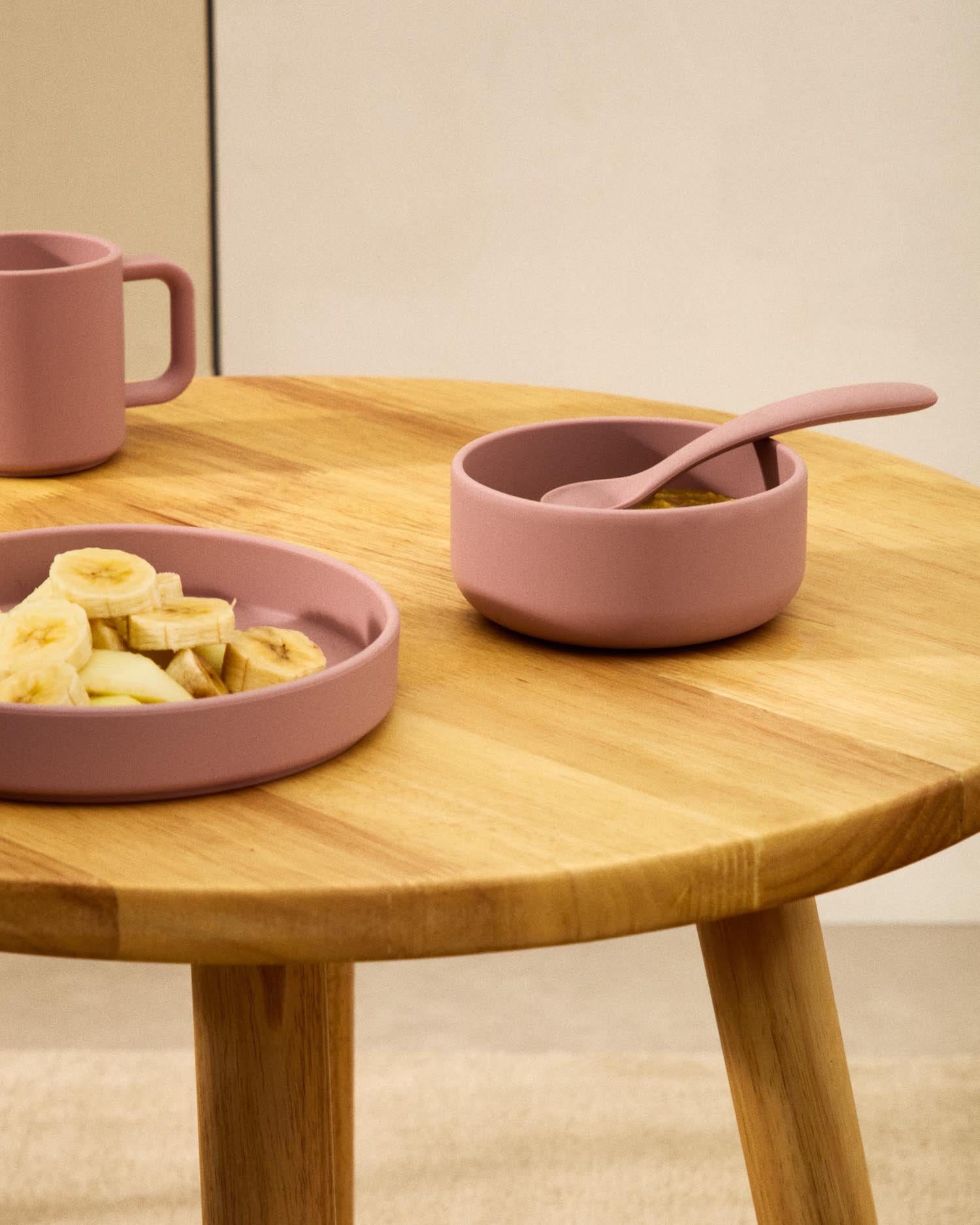 Set Lili aus Teller und Schüssel aus Silikon rosa in Rosa präsentiert im Onlineshop von KAQTU Design AG. Geschirr Kids ist von Kave Home