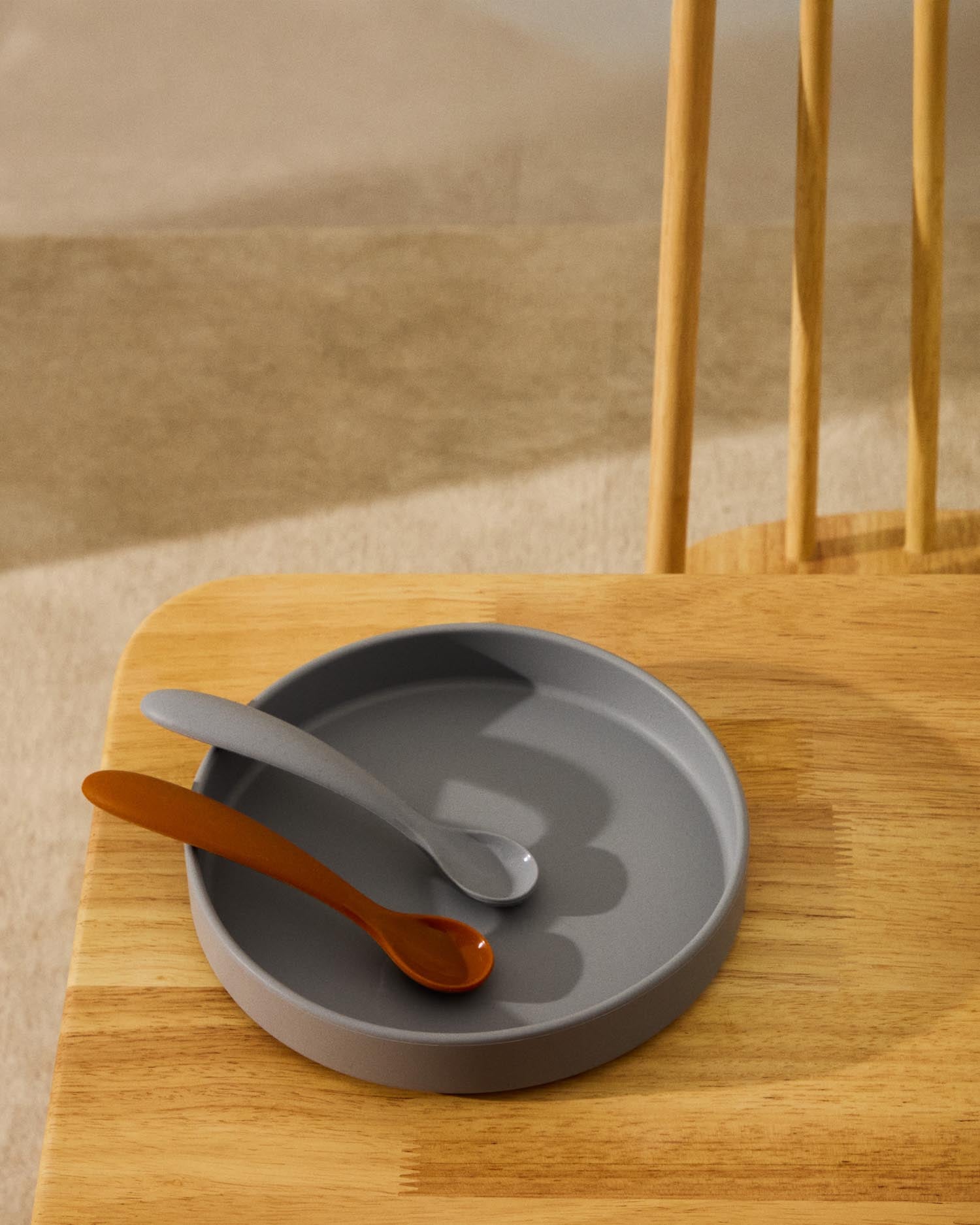 Set Lili aus Teller und Schüssel aus Silikon blau in Blau präsentiert im Onlineshop von KAQTU Design AG. Geschirr Kids ist von Kave Home