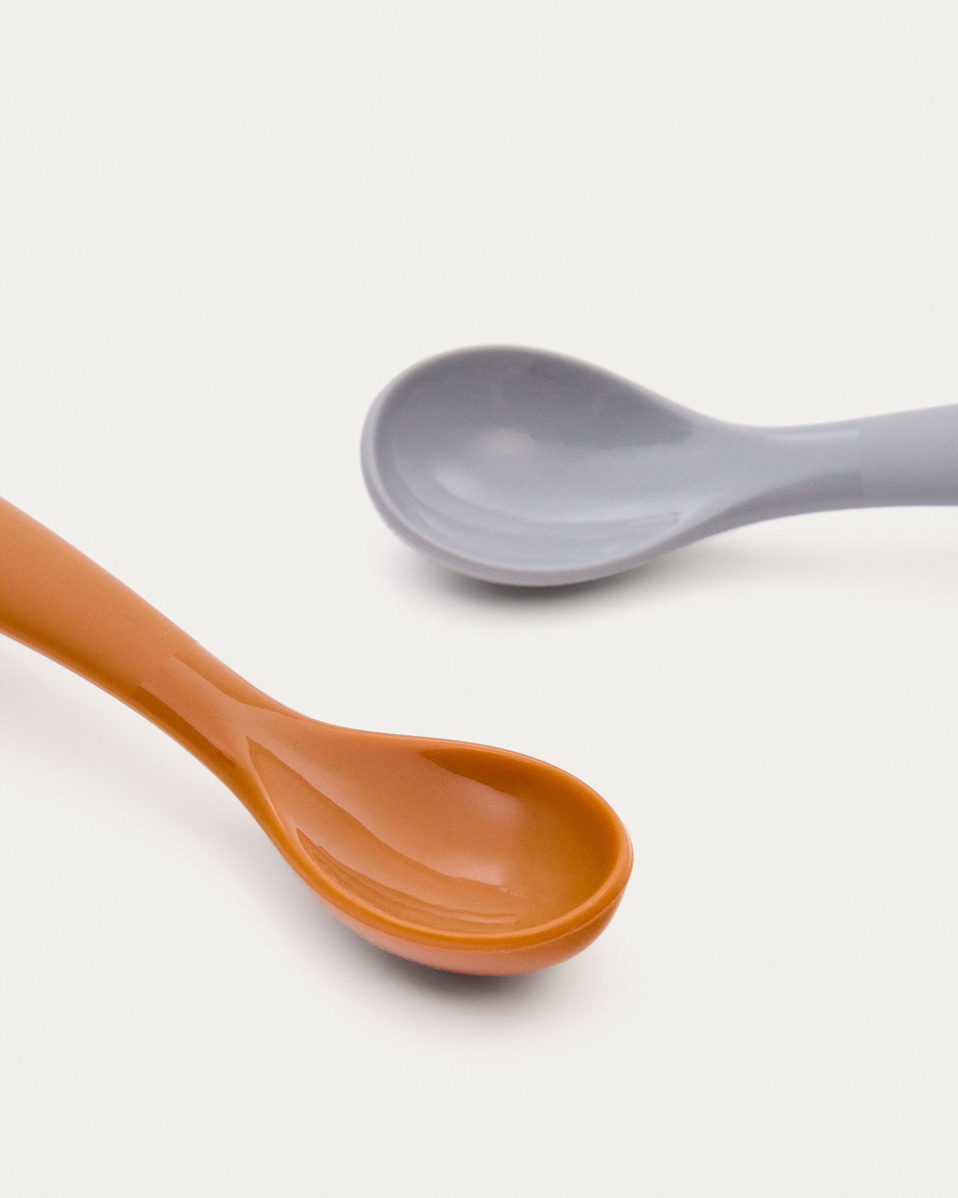 Set Lili aus 2 Löffeln aus Silikon orange und blau in Orange, Blau präsentiert im Onlineshop von KAQTU Design AG. Geschirr Kids ist von Kave Home