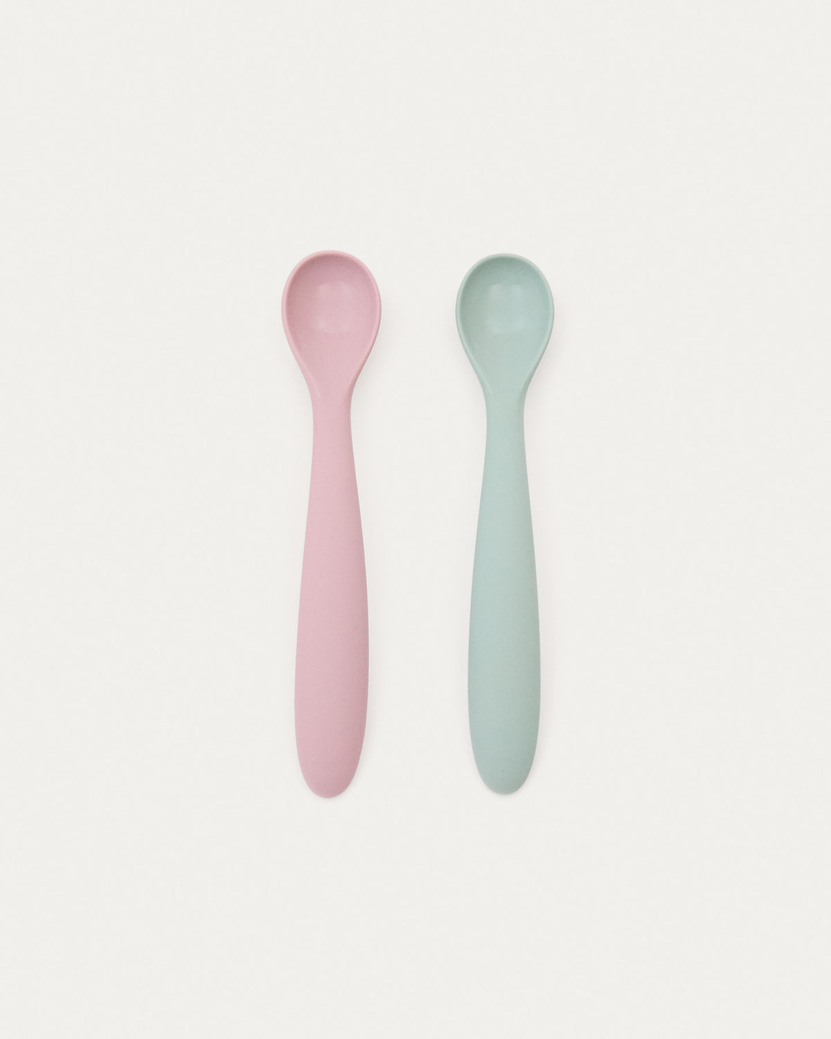 Set Lili aus 2 Löffeln aus Silikon rosa und türkis in Türkis, Rosa präsentiert im Onlineshop von KAQTU Design AG. Geschirr Kids ist von Kave Home
