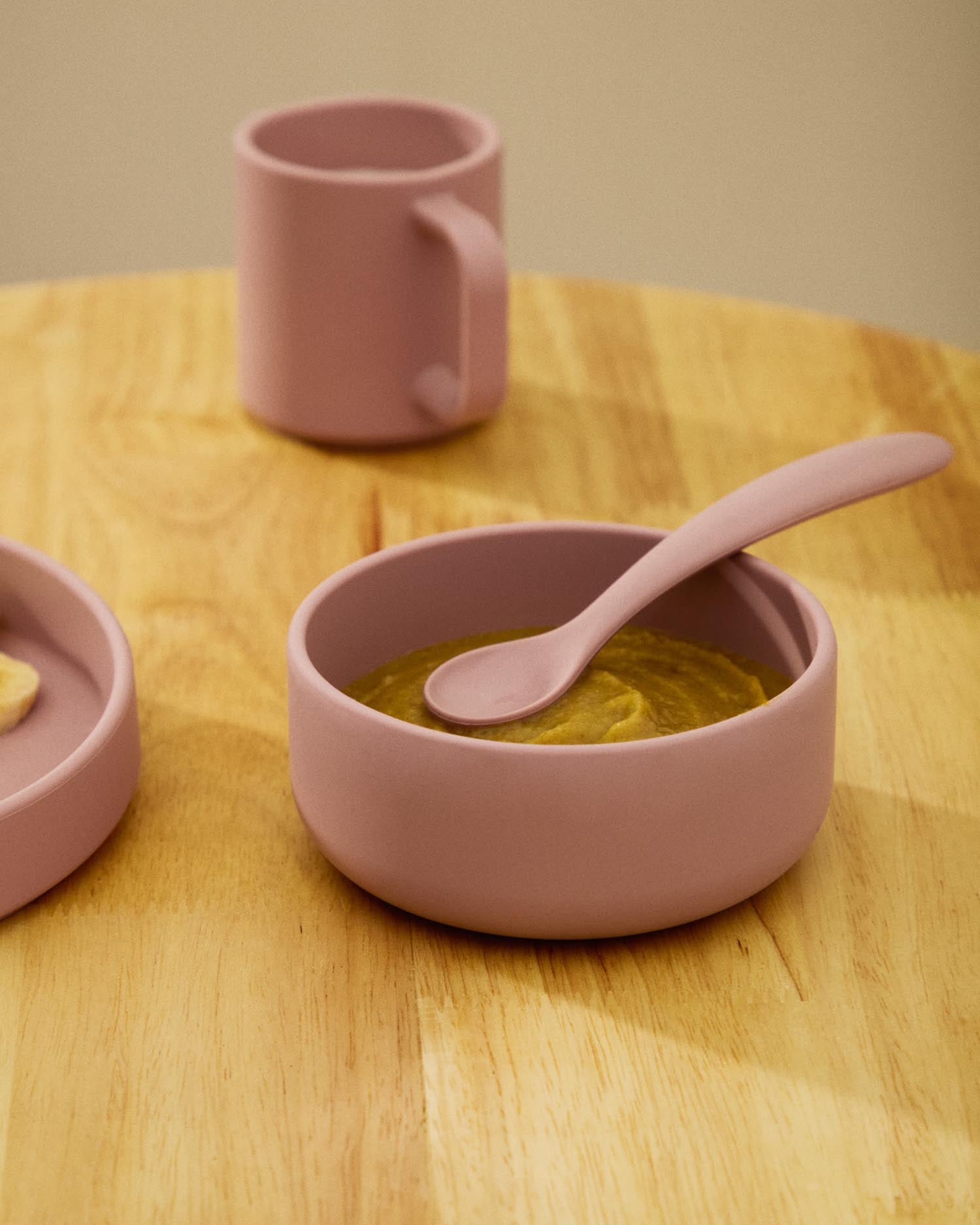 Set Lili aus 2 Löffeln aus Silikon rosa und türkis in Türkis, Rosa präsentiert im Onlineshop von KAQTU Design AG. Geschirr Kids ist von Kave Home