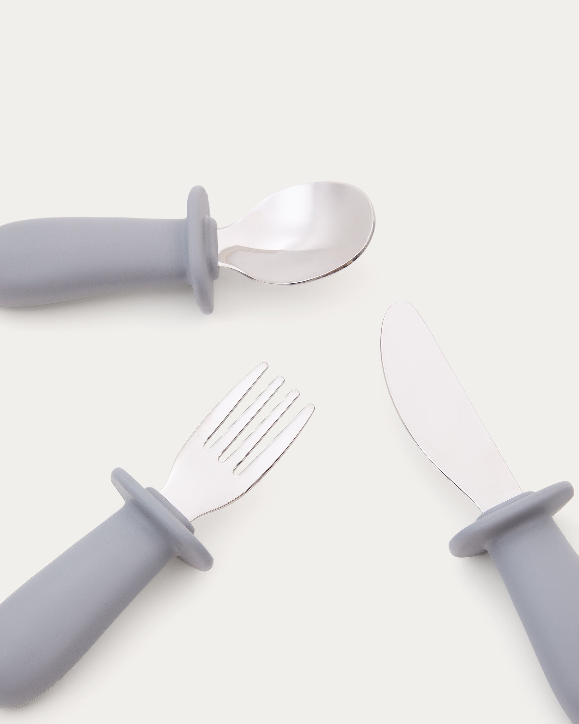 Set Lili aus Löffel, Gabel und Messer aus Silikon rosa in Rosa präsentiert im Onlineshop von KAQTU Design AG. Geschirr Kids ist von Kave Home