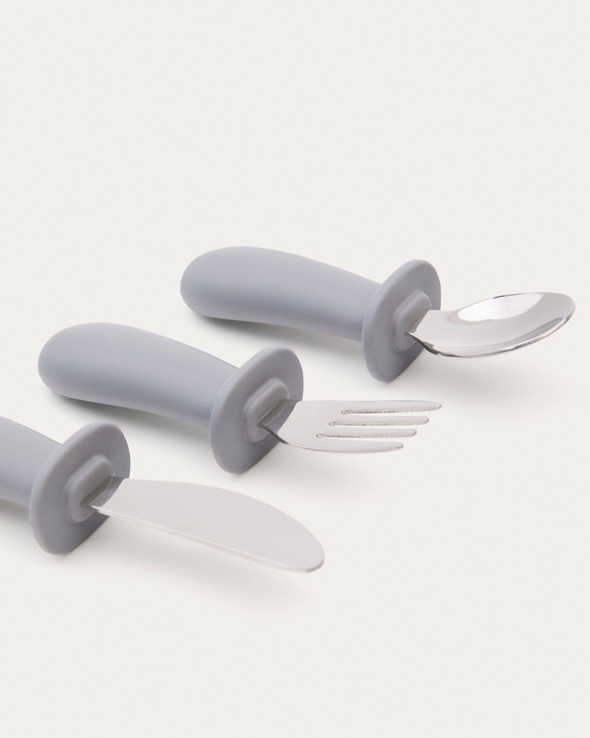 Set Lili aus Löffel, Gabel und Messer aus Silikon rosa in Rosa präsentiert im Onlineshop von KAQTU Design AG. Geschirr Kids ist von Kave Home