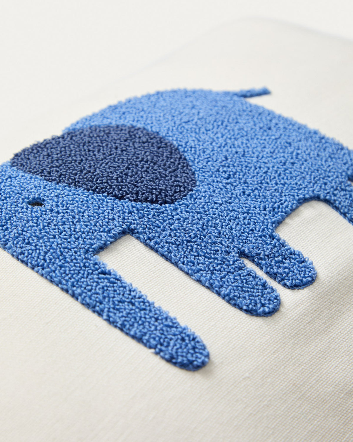 Kissenbezug aus beiger Baumwolle mit handgesticktem blauem Elefanten-Motiv, rechteckige Form, Grösse 30 x 50 cm, für Kinderzimmer.