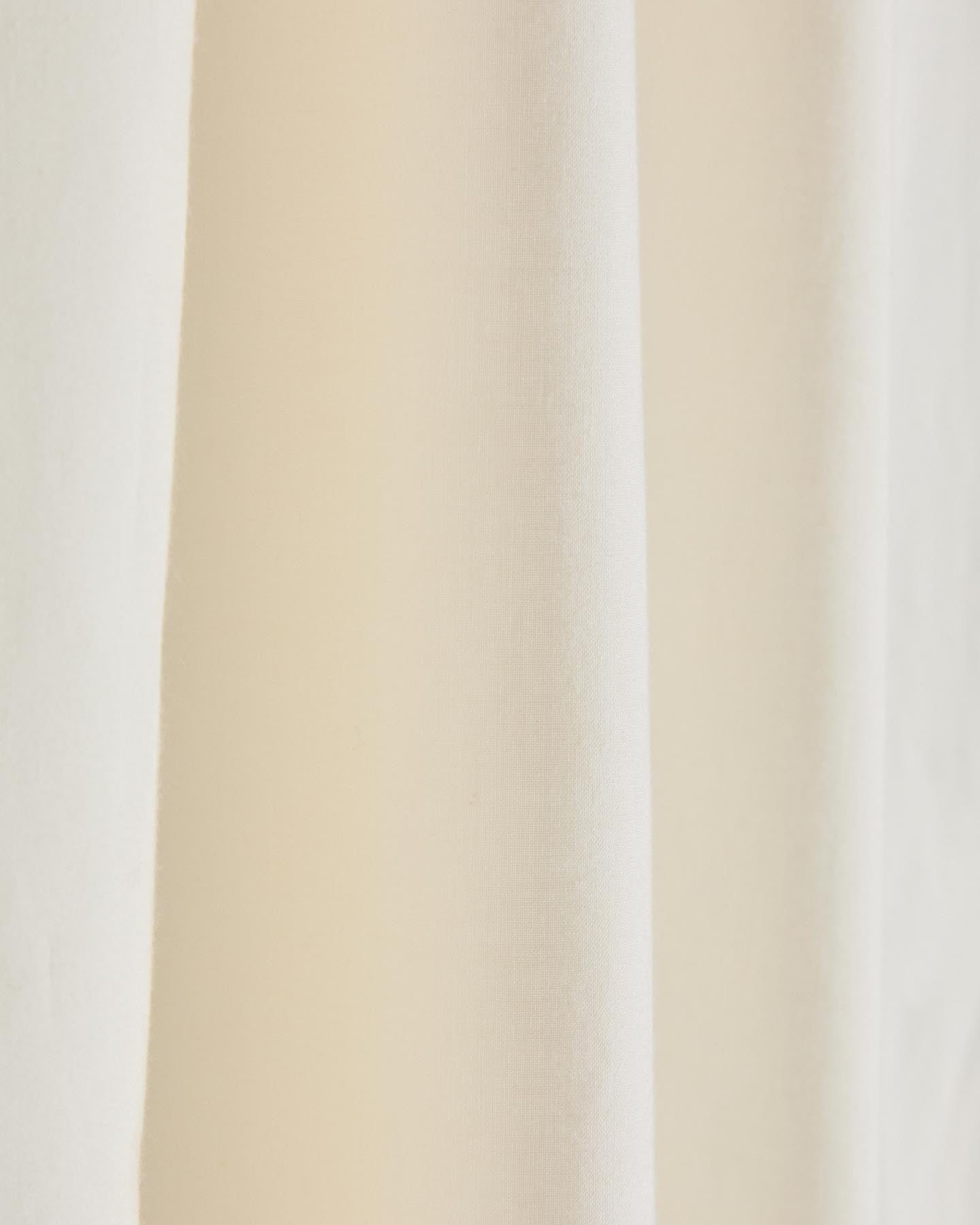 Vorhang Zelda aus 100 % Baumwolle in Weiß mit bunten Bändern, 135 x 270 cm in Weiß präsentiert im Onlineshop von KAQTU Design AG. Vorhang ist von Kave Home