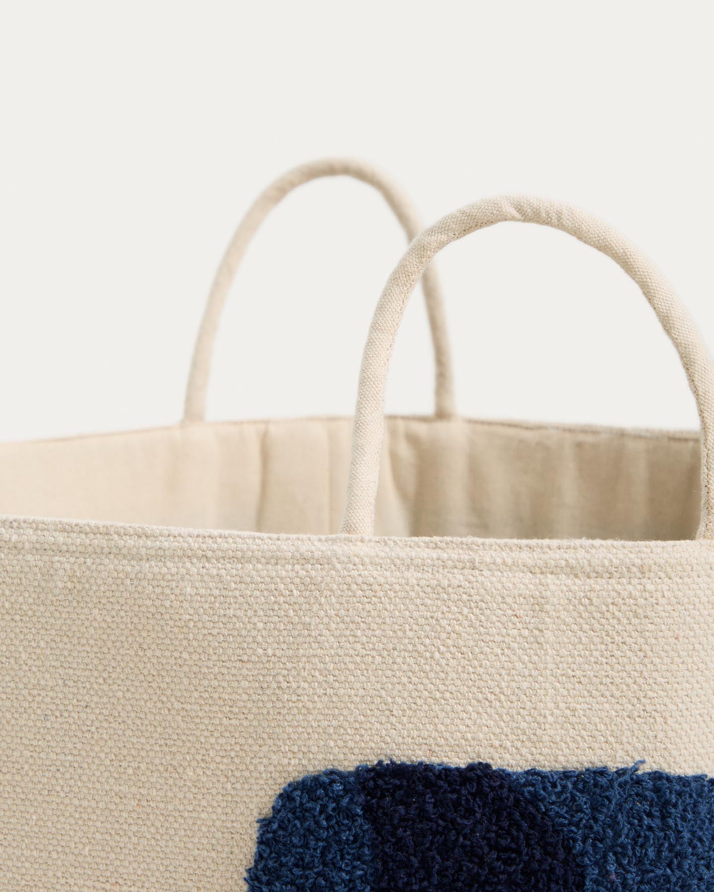 Beigefarbener Korb Tandani mit blauem Elefanten, 30 cm in Ecru präsentiert im Onlineshop von KAQTU Design AG. Teppich ist von Kave Home