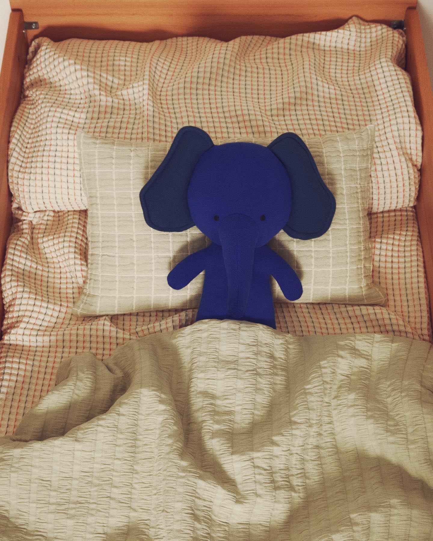 Kuschelelefant Tandani aus blauem Strick in Blau präsentiert im Onlineshop von KAQTU Design AG. Spielzeug ist von Kave Home