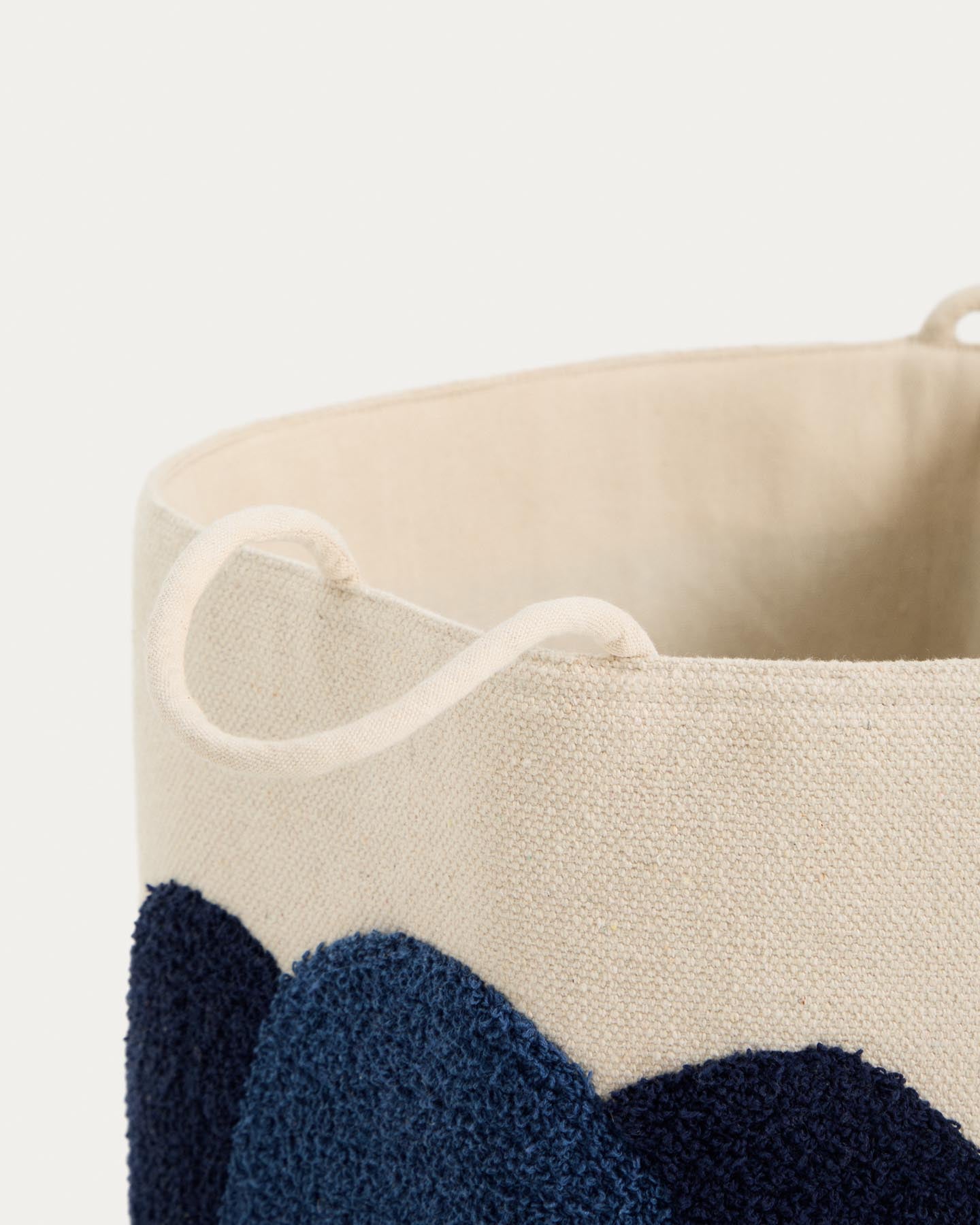 Beigefarbener Korb Tandani mit blauem Elefanten, 50 cm in Ecru präsentiert im Onlineshop von KAQTU Design AG. Teppich ist von Kave Home