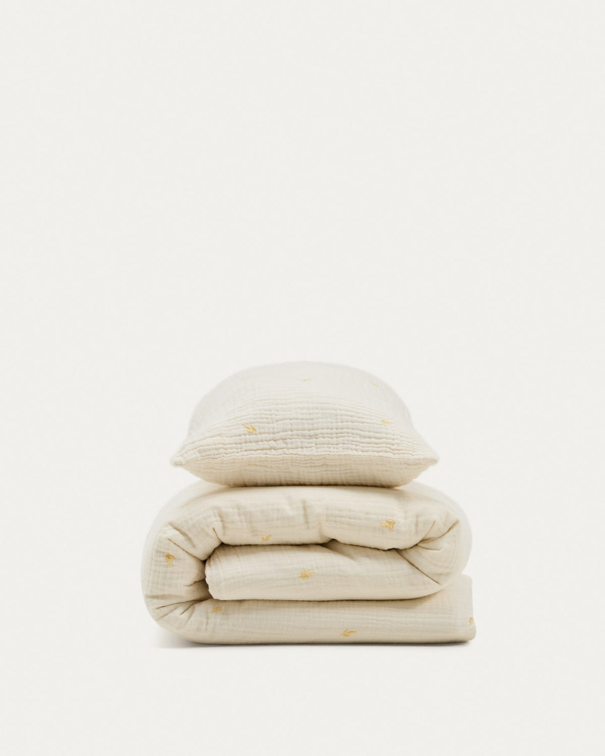 Bettbezug und Kopfkissen aus ecrufarbener Baumwoll-Doppelgaze mit aufgestickten Blättern, für Babybett, Set Dorani von Kave Home.