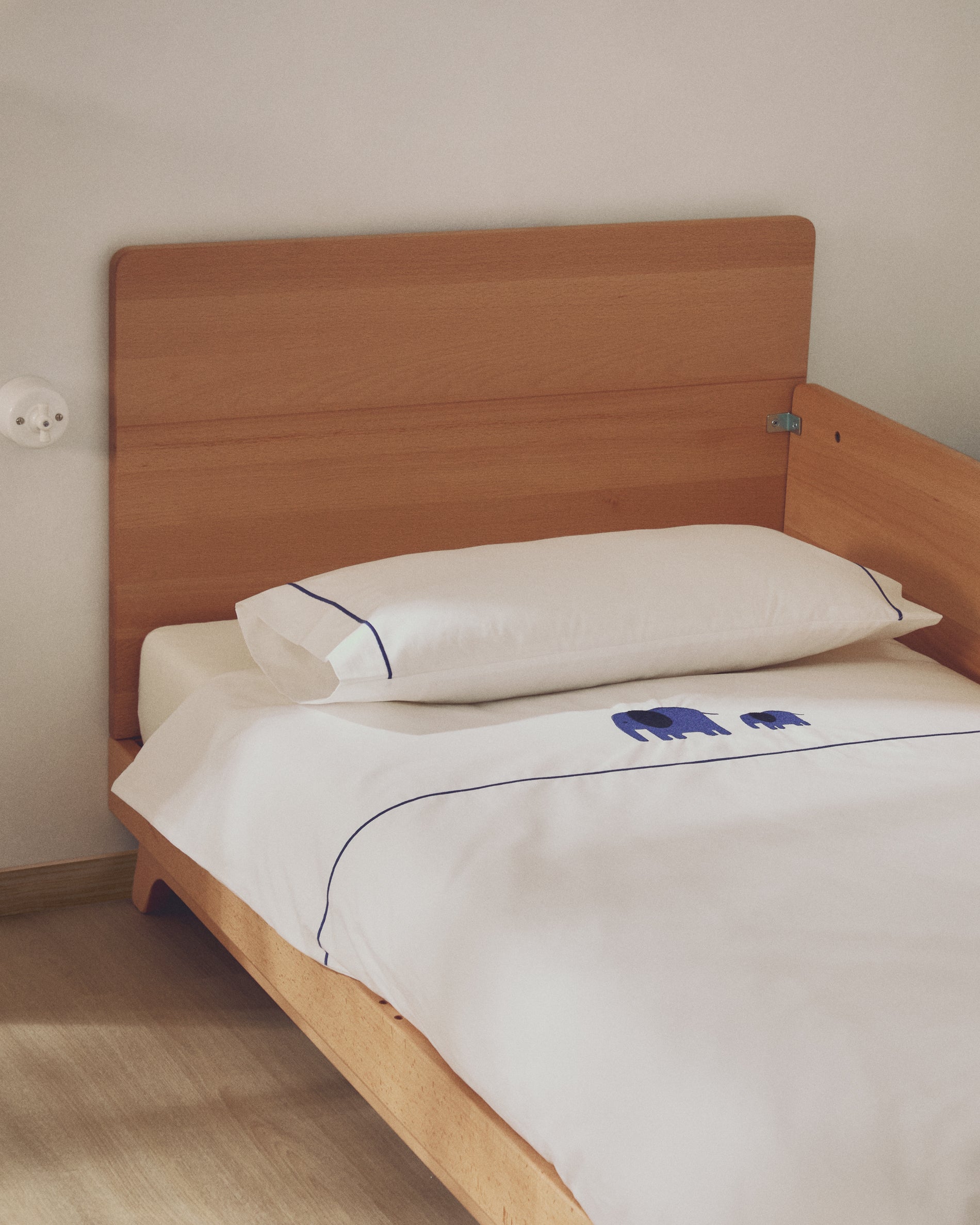 Set Tandari mit Bett- und Kissenbezug aus Baumwollperkal mit aufgesticktem Elefanten für 70-cm-Betten in Ecru präsentiert im Onlineshop von KAQTU Design AG. Duvetbezug Kids ist von Kave Home