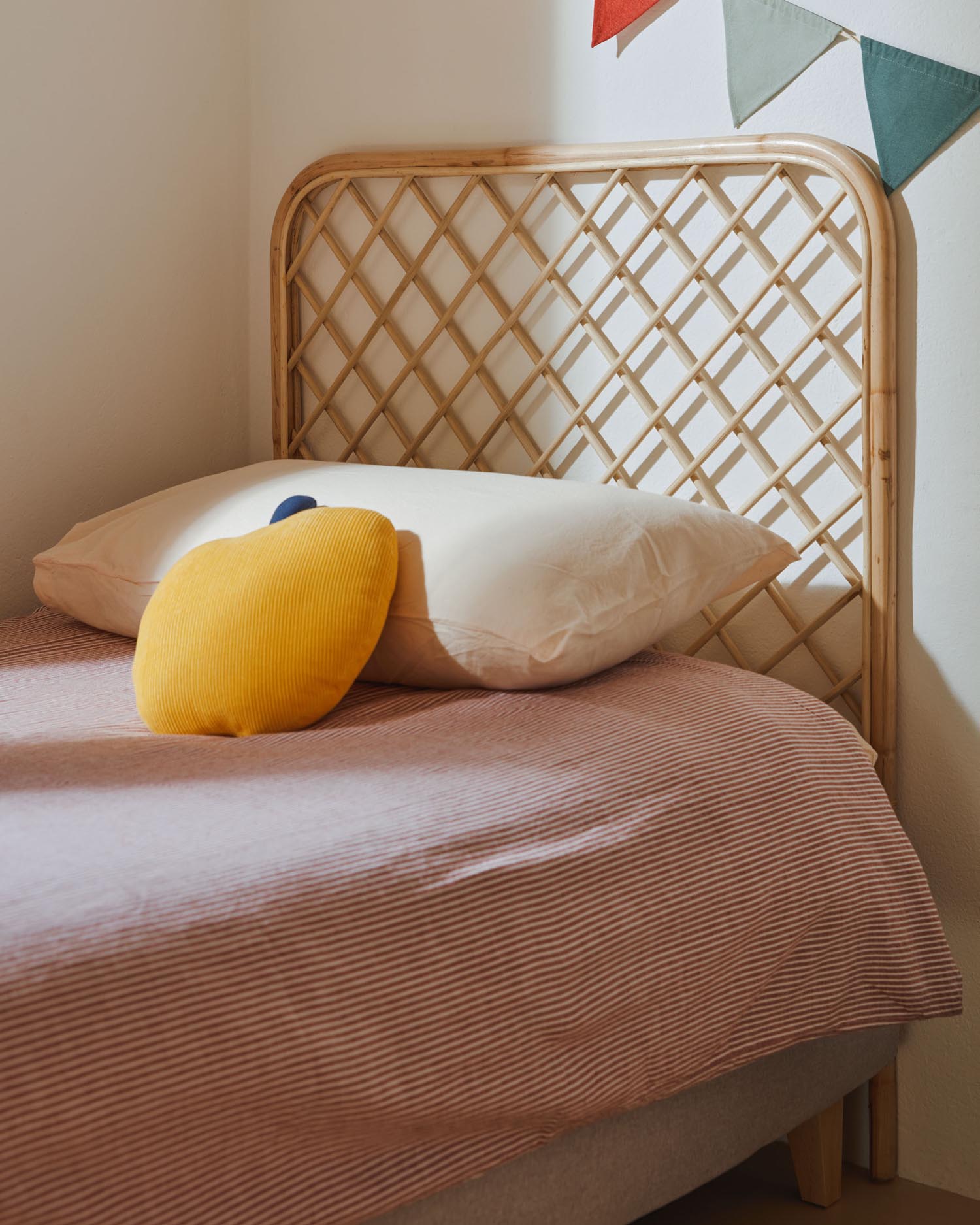 Das Citlalli Kopfteil aus Rattan verleiht Ihrem 90 cm Bett natürlichen Charme und passt perfekt in kleine Räume. Nachhaltig und stilvoll.