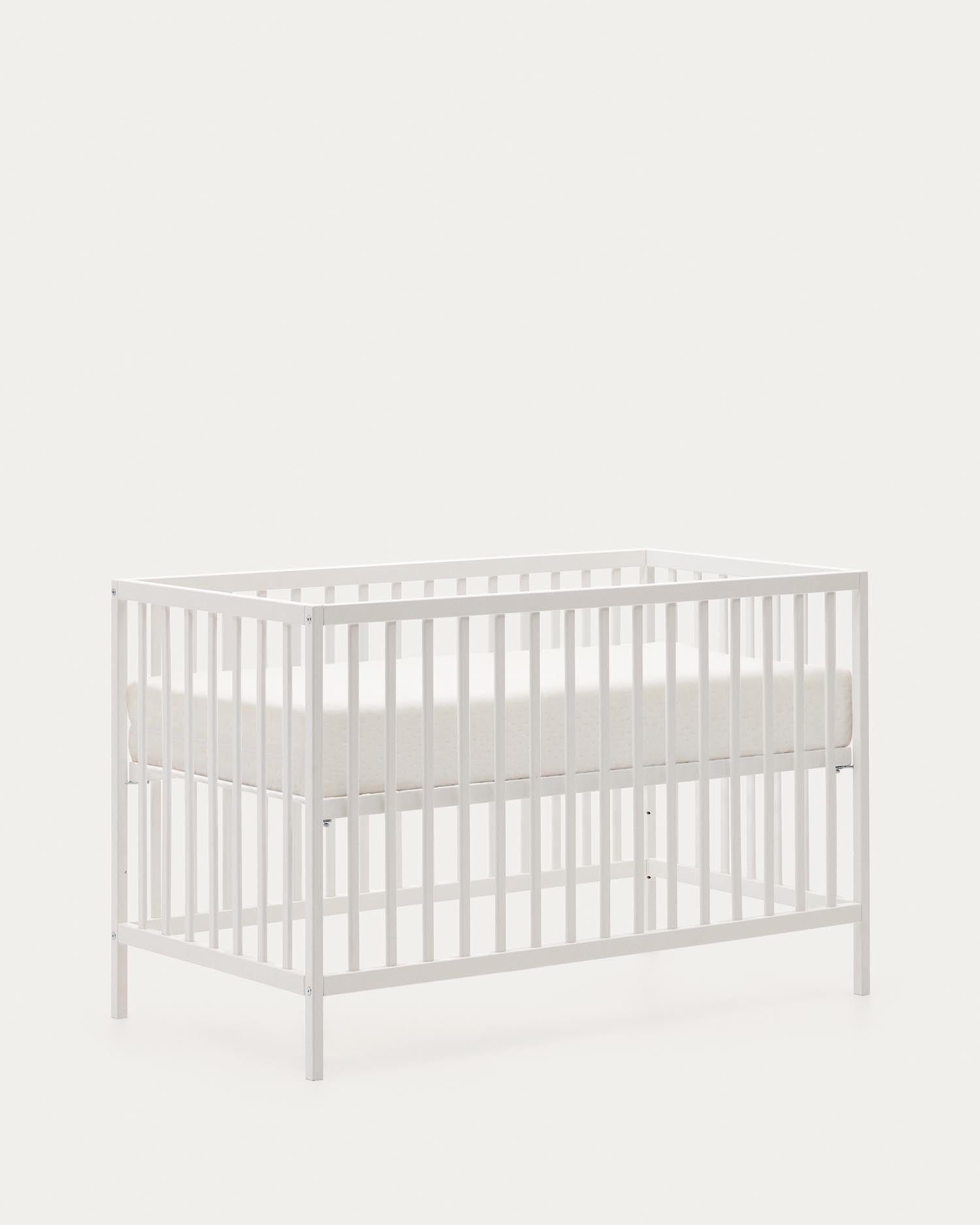 Elegantes Gitterbett aus massiver Buche mit weißem Finish, anpassbarer Matratzenhöhe, ideal für Babys und Kleinkinder.