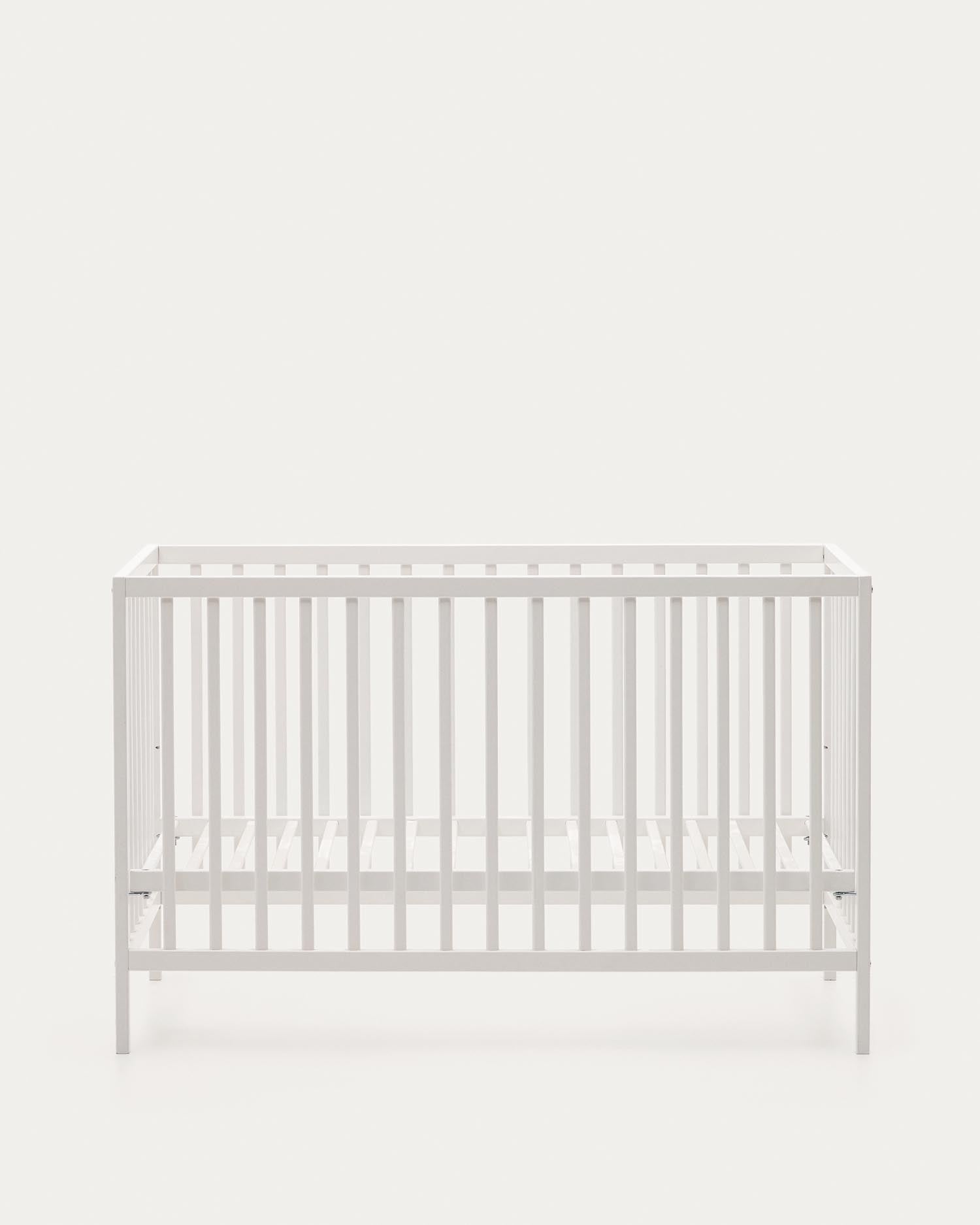 Elegantes Gitterbett aus massiver Buche mit weißem Finish, anpassbarer Matratzenhöhe, ideal für Babys und Kleinkinder.