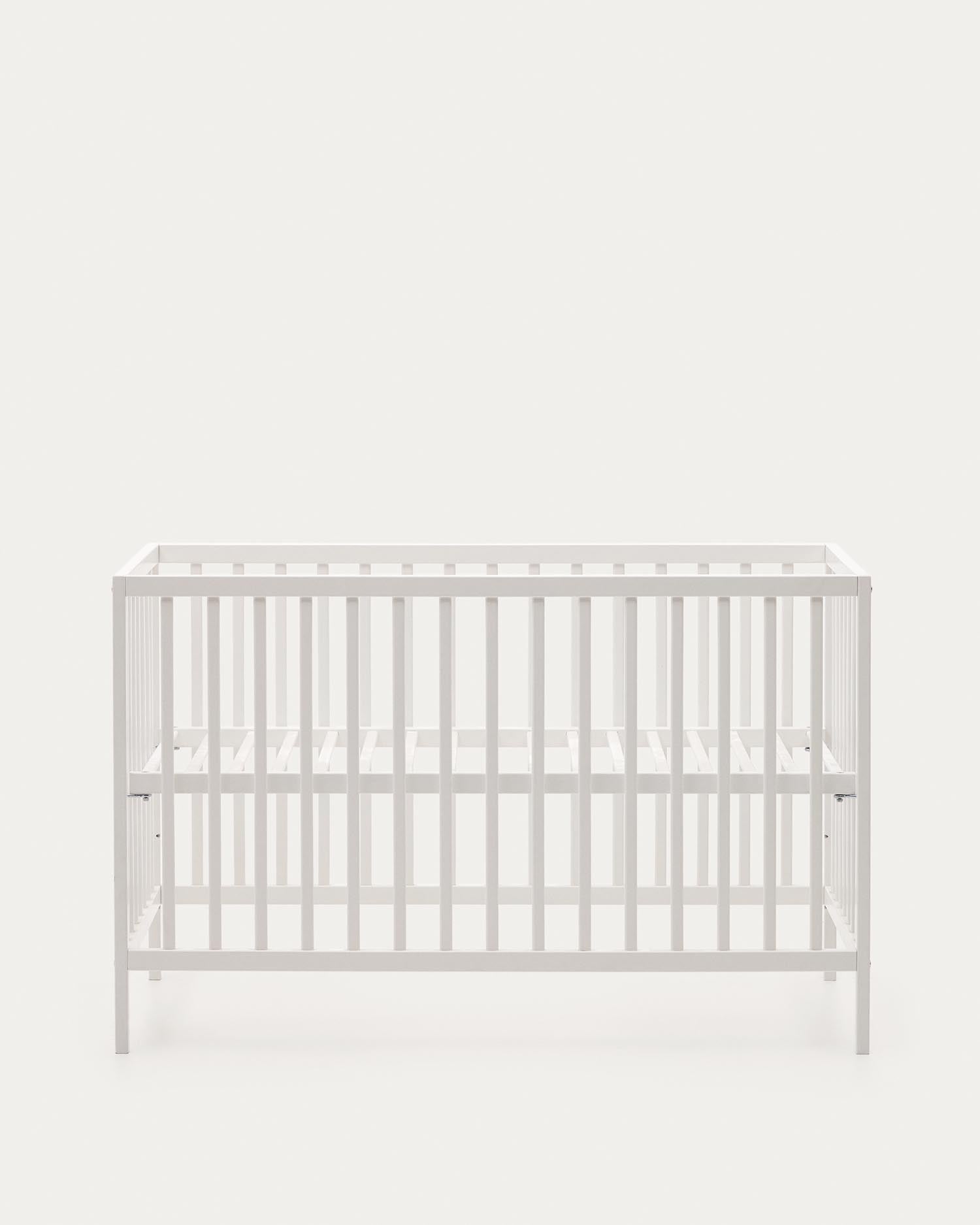 Elegantes Gitterbett aus massiver Buche mit weißem Finish, anpassbarer Matratzenhöhe, ideal für Babys und Kleinkinder.