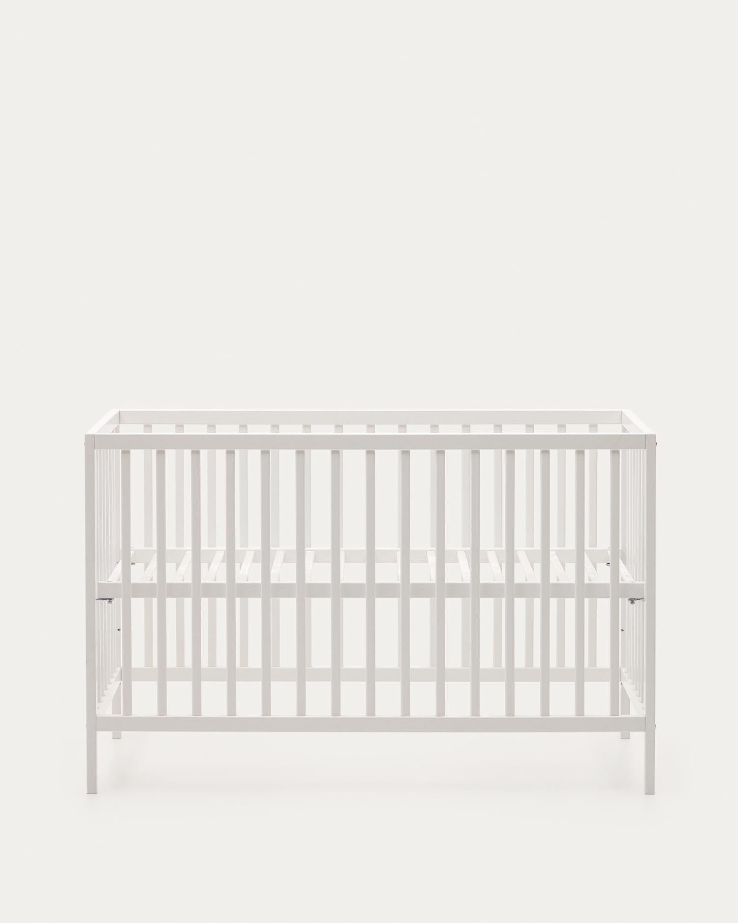 Das Gitterbett Shantal aus massiver Buche, 60x120 cm, mit weißem Finish von Kave Home. Modern, sicher und ideal für Babys.