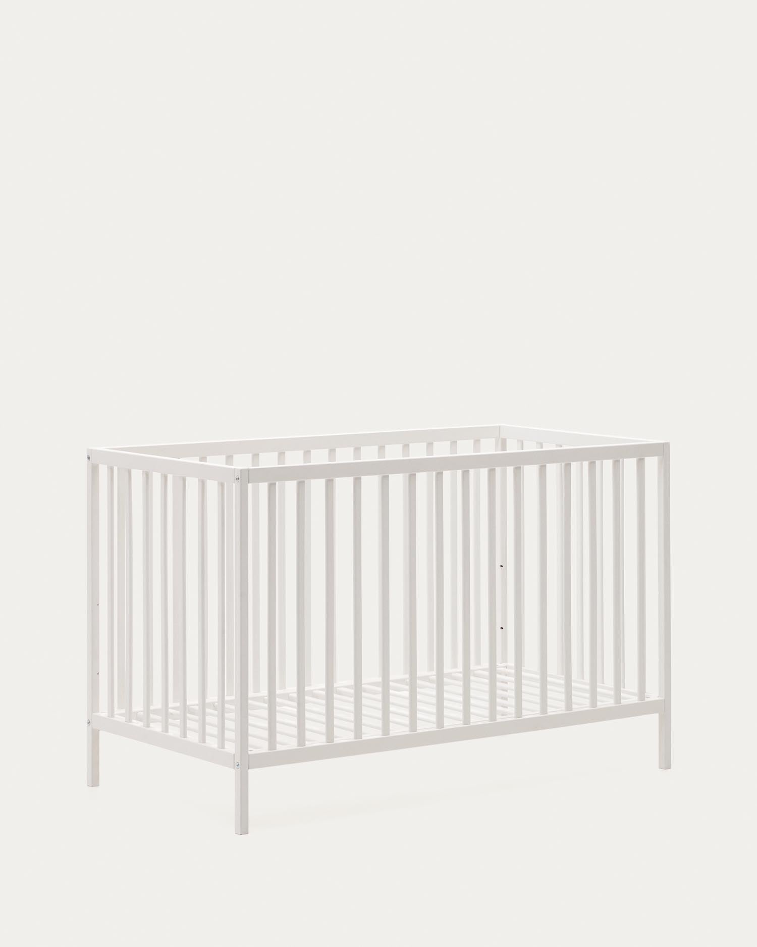 Elegantes Gitterbett aus massiver Buche mit weißem Finish, anpassbarer Matratzenhöhe, ideal für Babys und Kleinkinder.