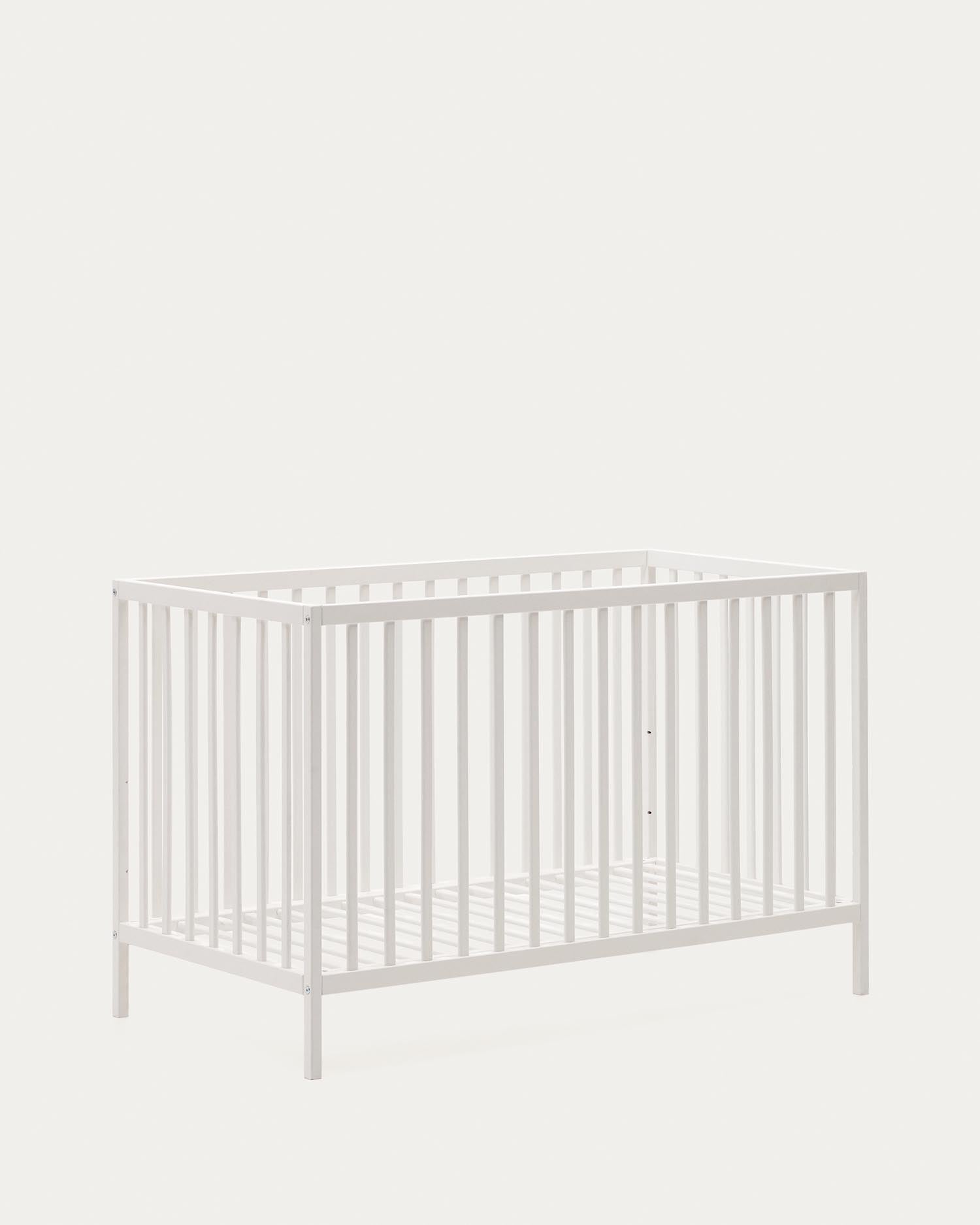 Das Gitterbett Shantal aus massiver Buche, 60x120 cm, mit weissem Finish von Kave Home. Stilvoll, sicher und perfekt für Babys.