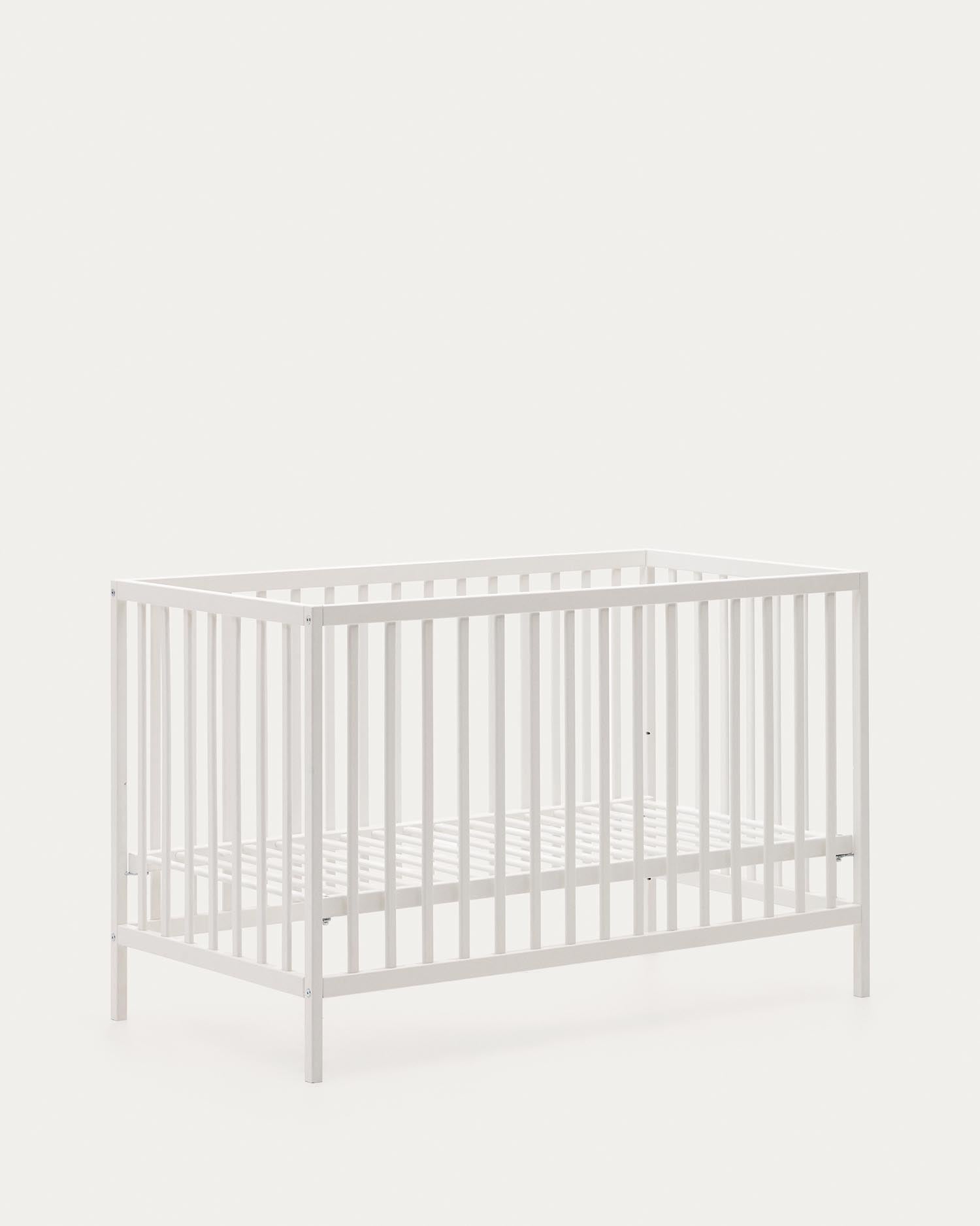 Elegantes Gitterbett aus massiver Buche mit weißem Finish, anpassbarer Matratzenhöhe, ideal für Babys und Kleinkinder.