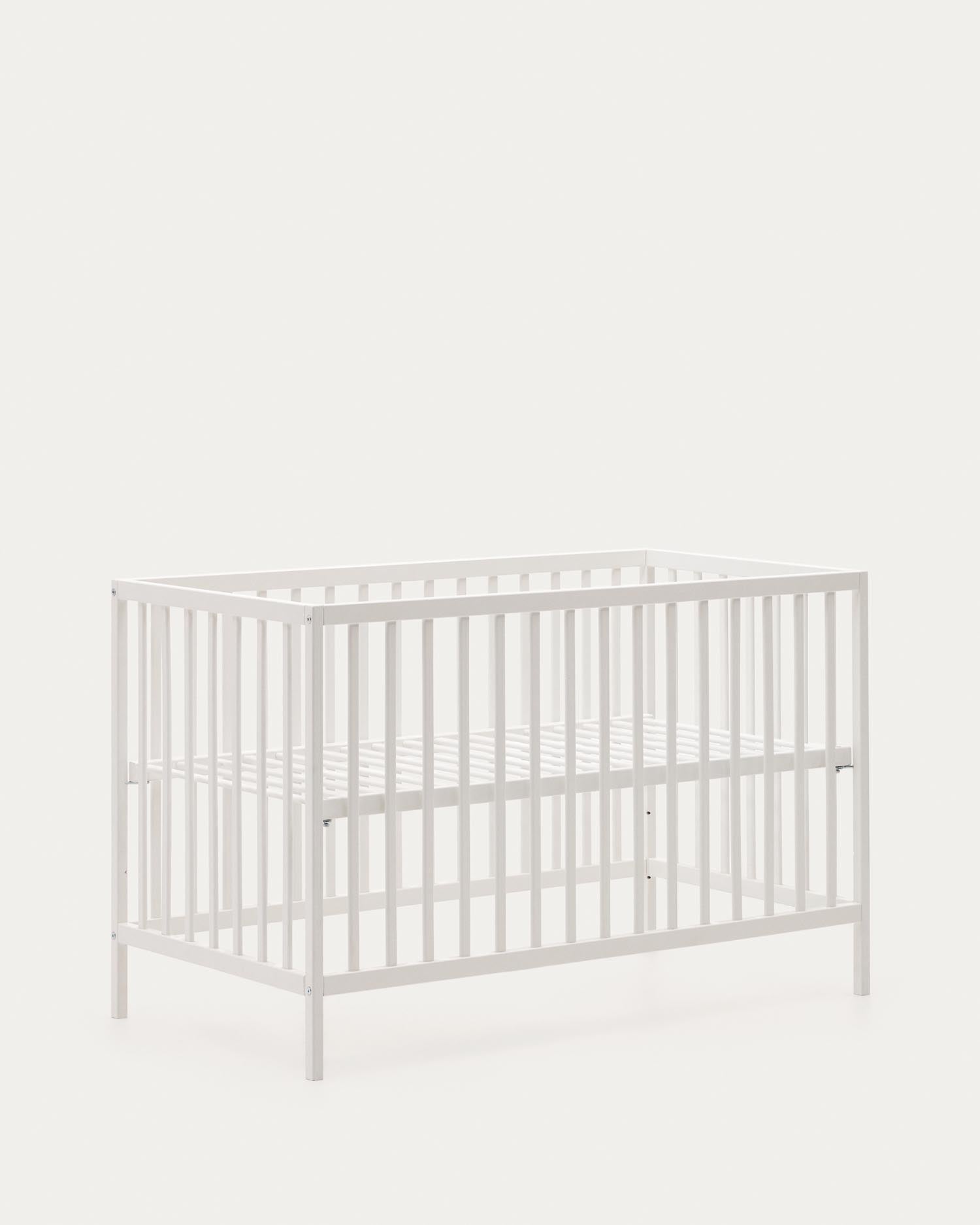 Elegantes Gitterbett aus massiver Buche mit weißem Finish, anpassbarer Matratzenhöhe, ideal für Babys und Kleinkinder.