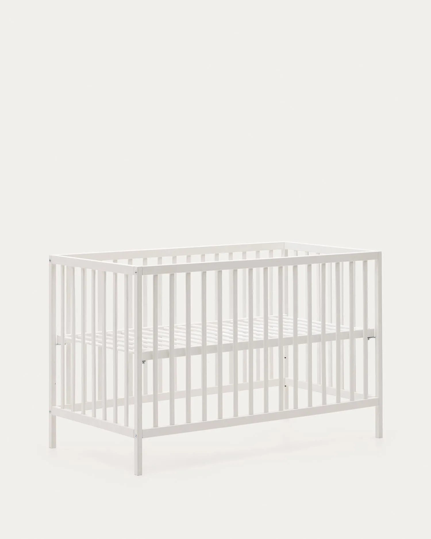 Das Gitterbett Shantal aus massiver Buche, 60x120 cm, mit weißem Finish von Kave Home. Stilvoll, sicher und perfekt für Babys.