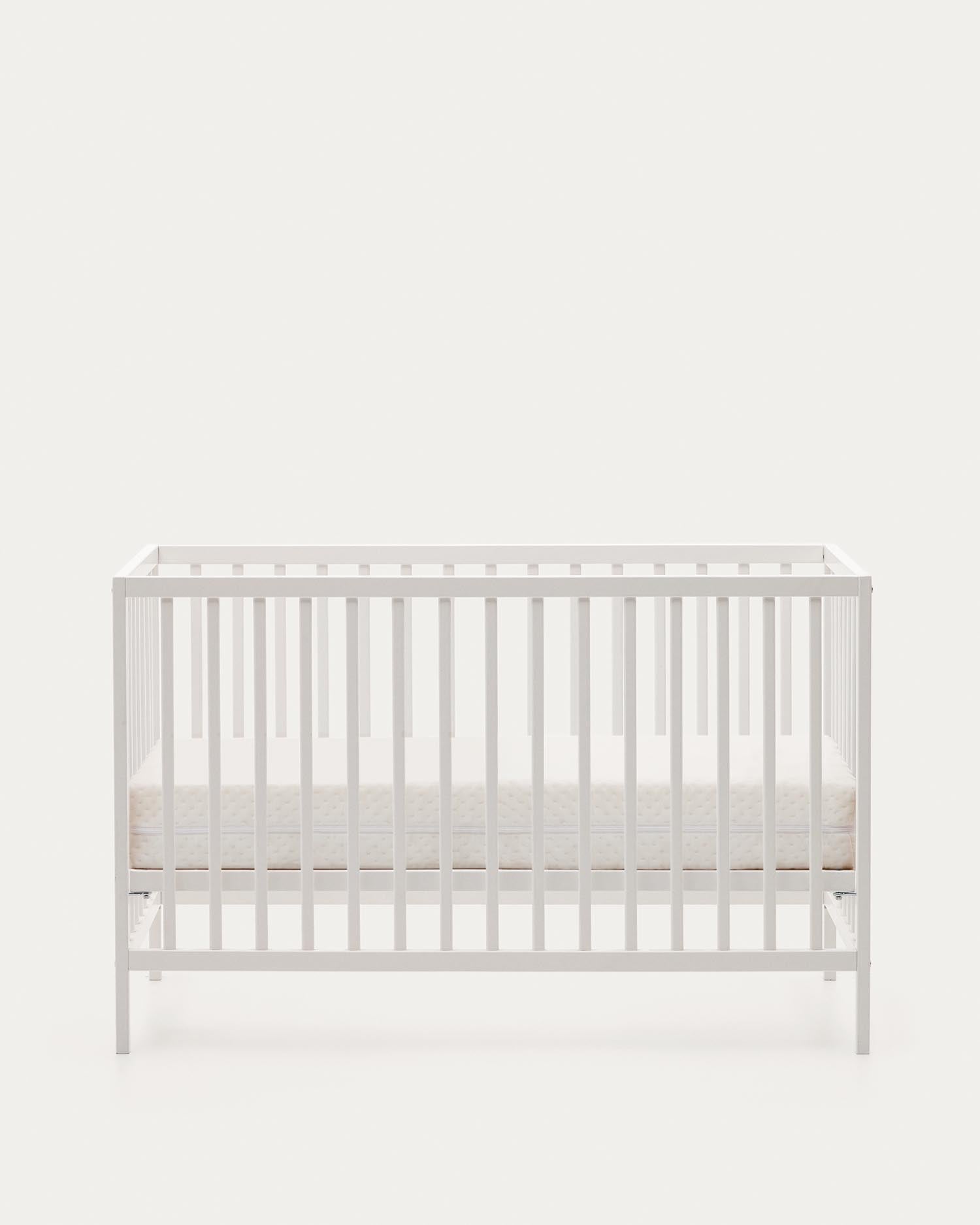 Elegantes Gitterbett aus massiver Buche mit weißem Finish, anpassbarer Matratzenhöhe, ideal für Babys und Kleinkinder.