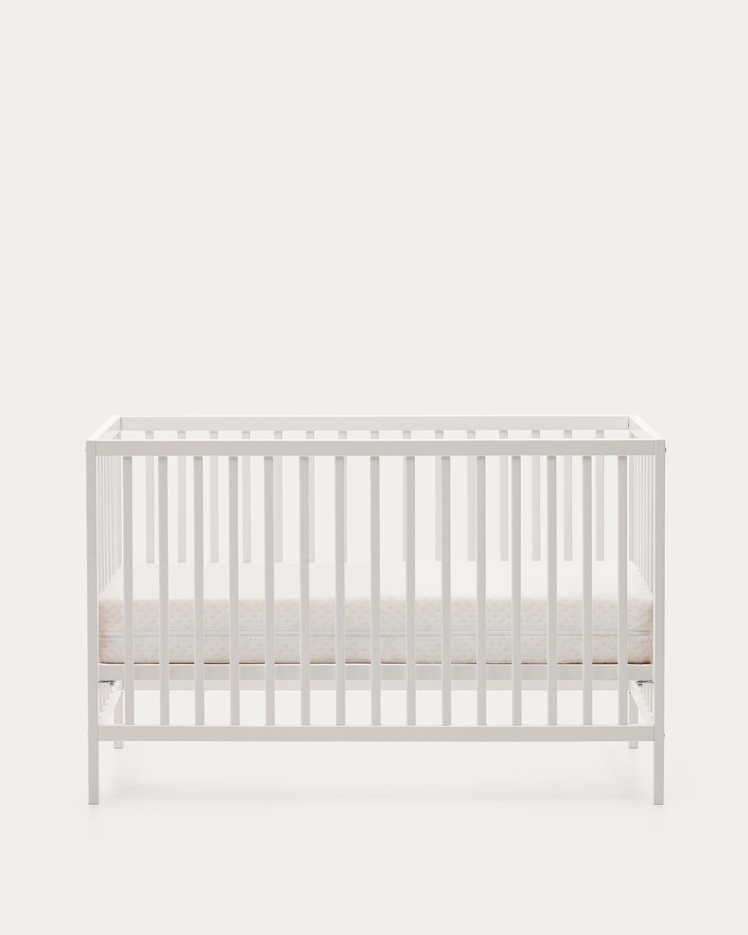 Das Gitterbett Shantal aus massiver Buche, 60x120 cm, mit weißem Finish von Kave Home. Modern, sicher und ideal für Babys.