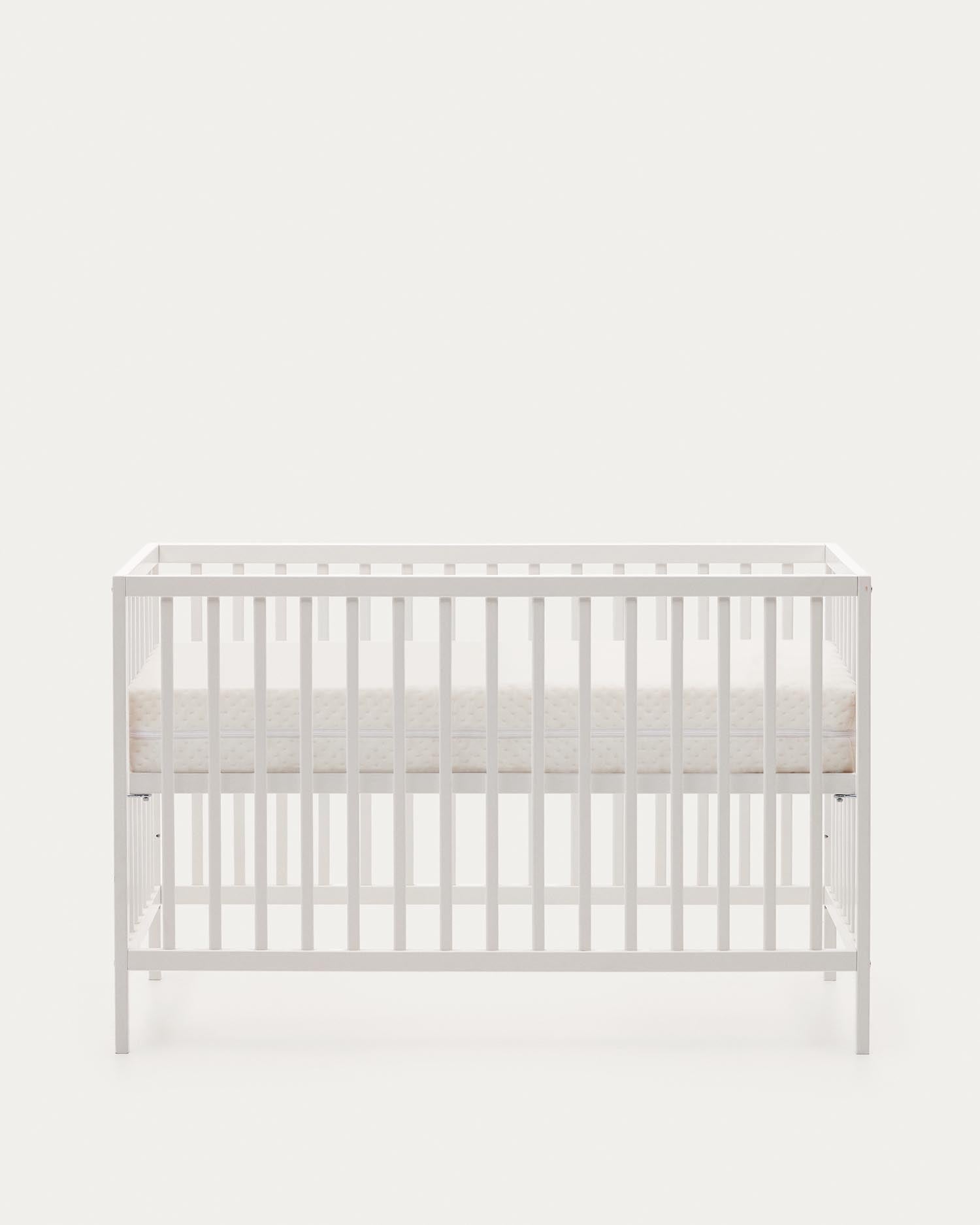 Elegantes Gitterbett aus massiver Buche mit weißem Finish, anpassbarer Matratzenhöhe, ideal für Babys und Kleinkinder.