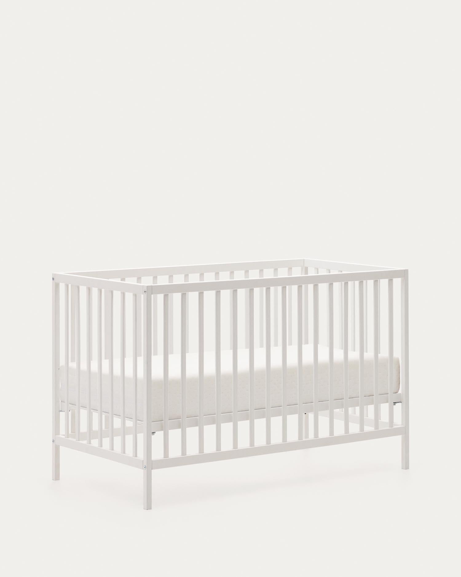 Elegantes Gitterbett aus massiver Buche mit weißem Finish, anpassbarer Matratzenhöhe, ideal für Babys und Kleinkinder.