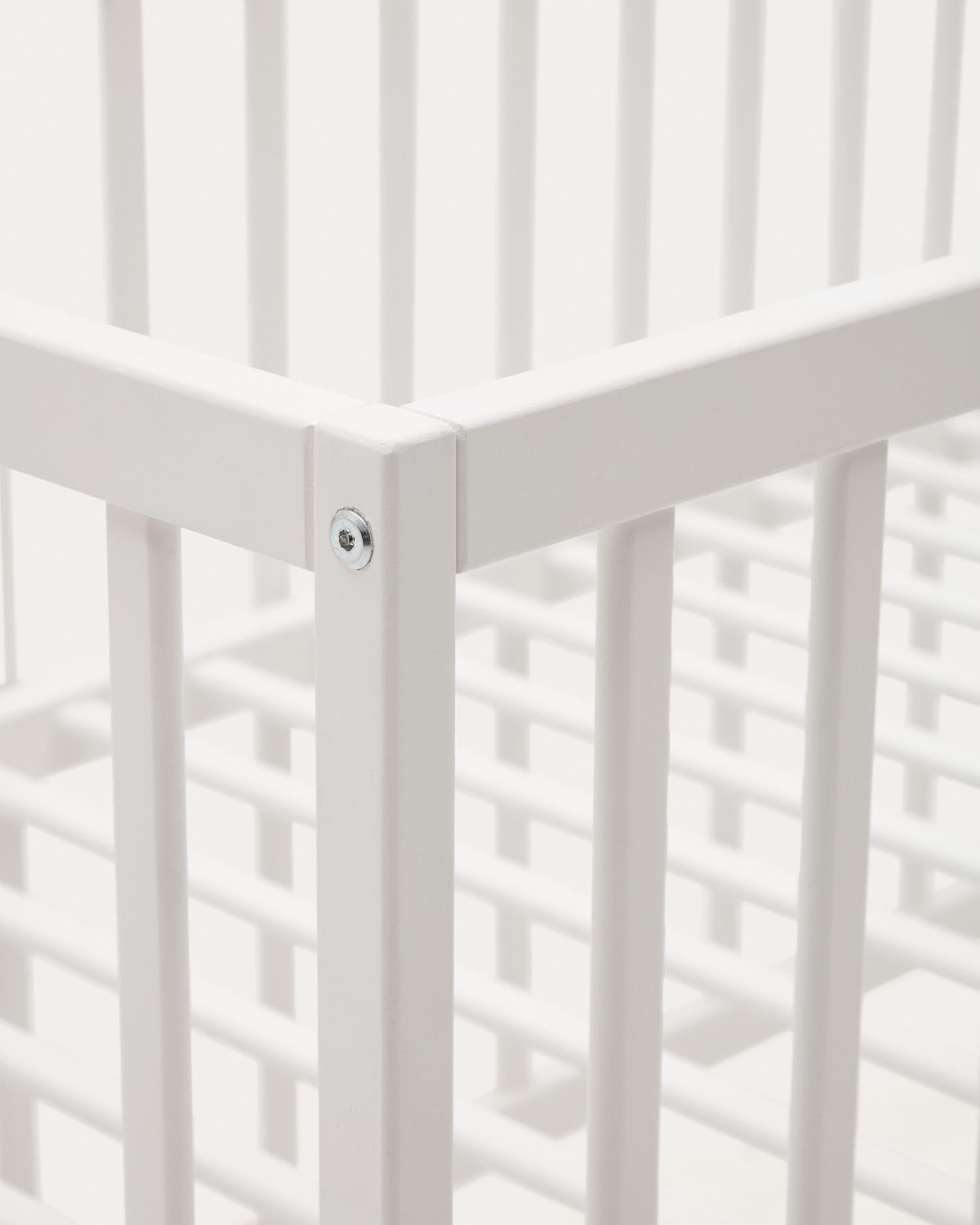 Das Gitterbett Shantal aus massiver Buche, 60x120 cm, mit weißem Finish von Kave Home. Modern, sicher und ideal für Babys.