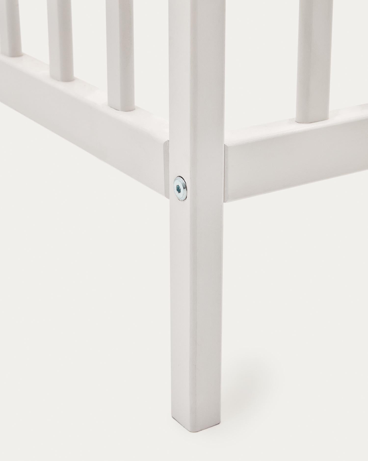 Das Gitterbett Shantal aus massiver Buche, 60x120 cm, mit weißem Finish von Kave Home. Stilvoll, sicher und perfekt für Babys.