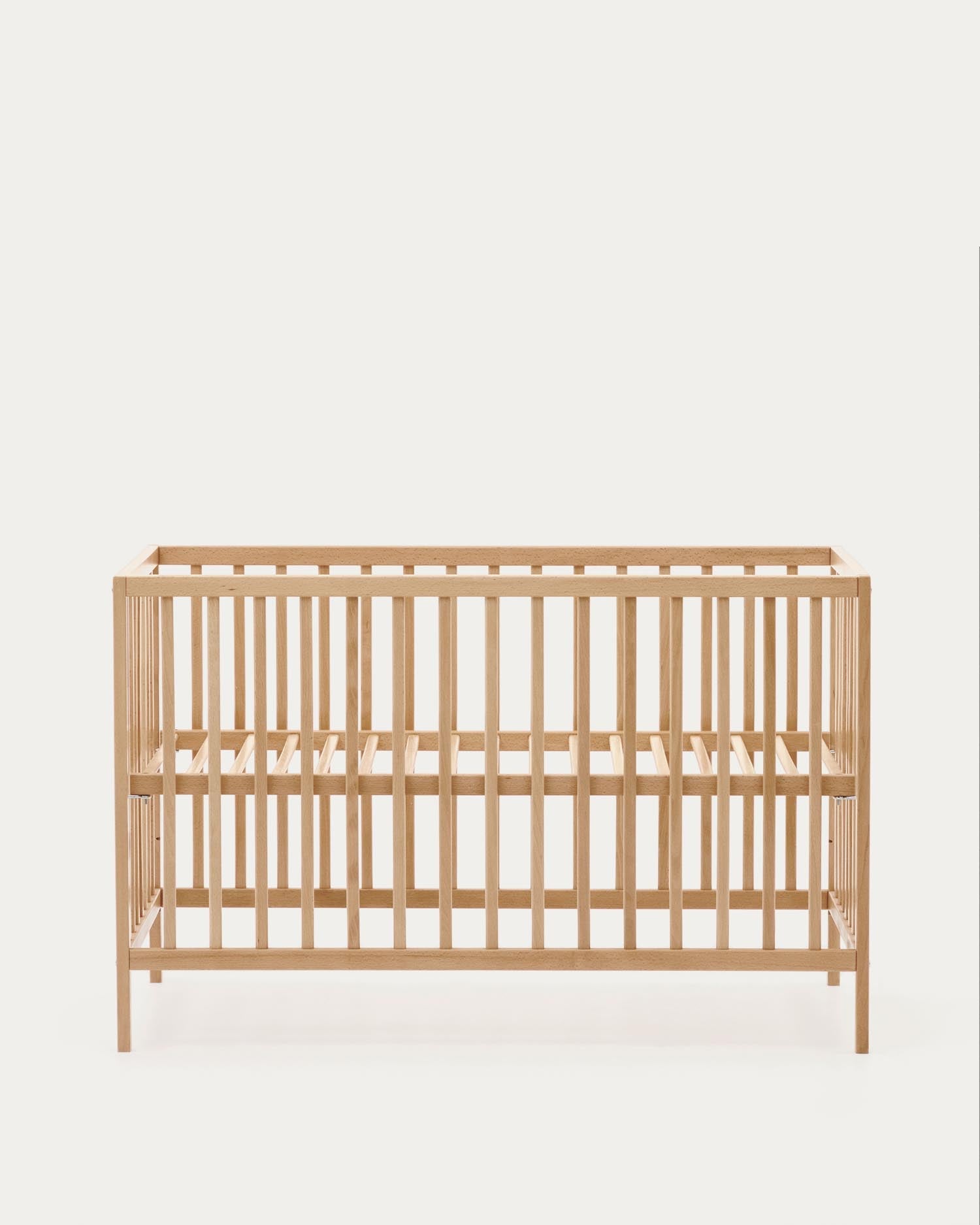 Das Gitterbett Shantal aus massiver Buche, 60x120 cm, mit natürlichem Finish, bietet Komfort und Stil für Ihr Baby, von Kave Home.