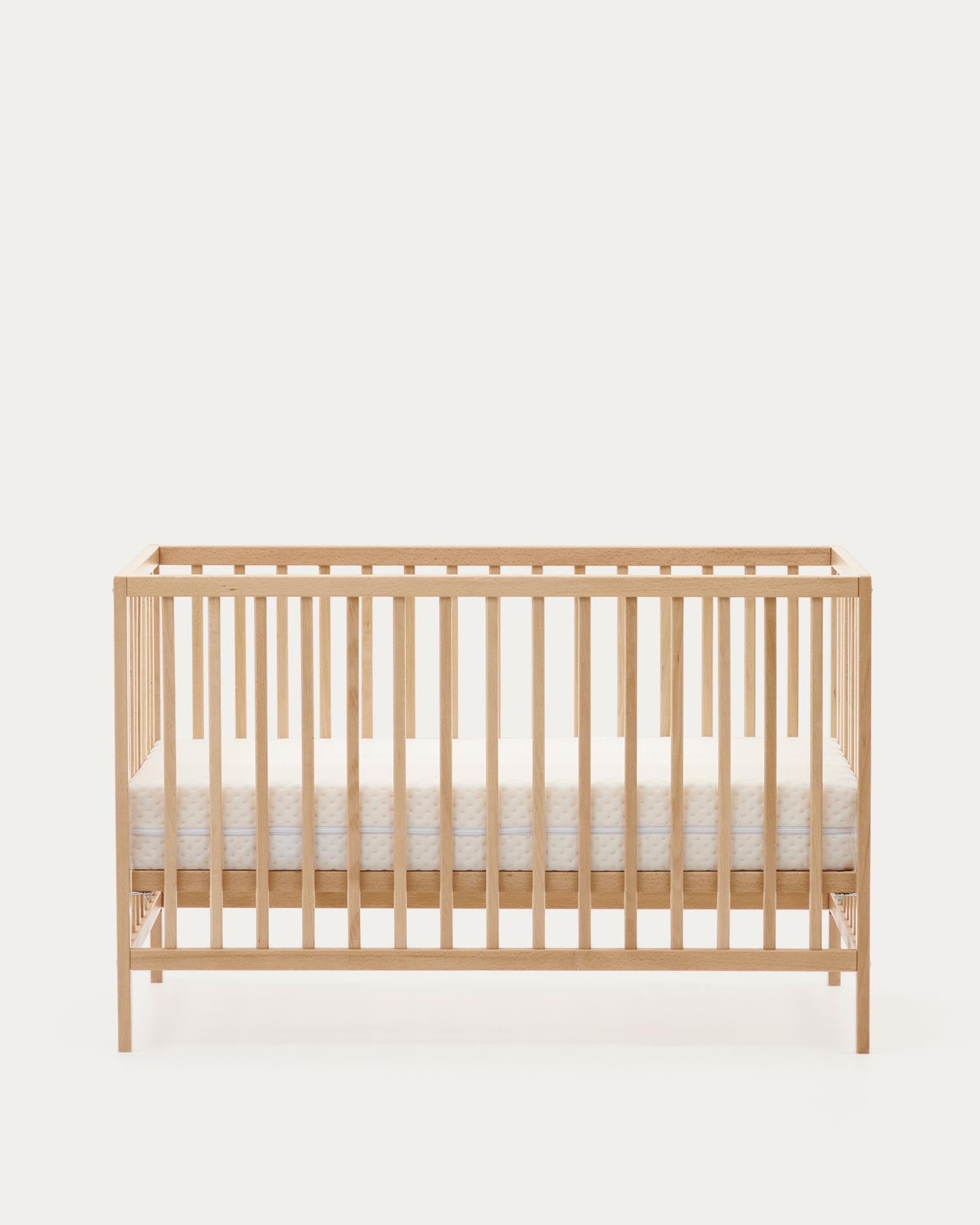 Das Gitterbett Shantal aus massiver Buche, 60x120 cm, mit natürlichem Finish, bietet Komfort und Stil für Ihr Baby, von Kave Home.