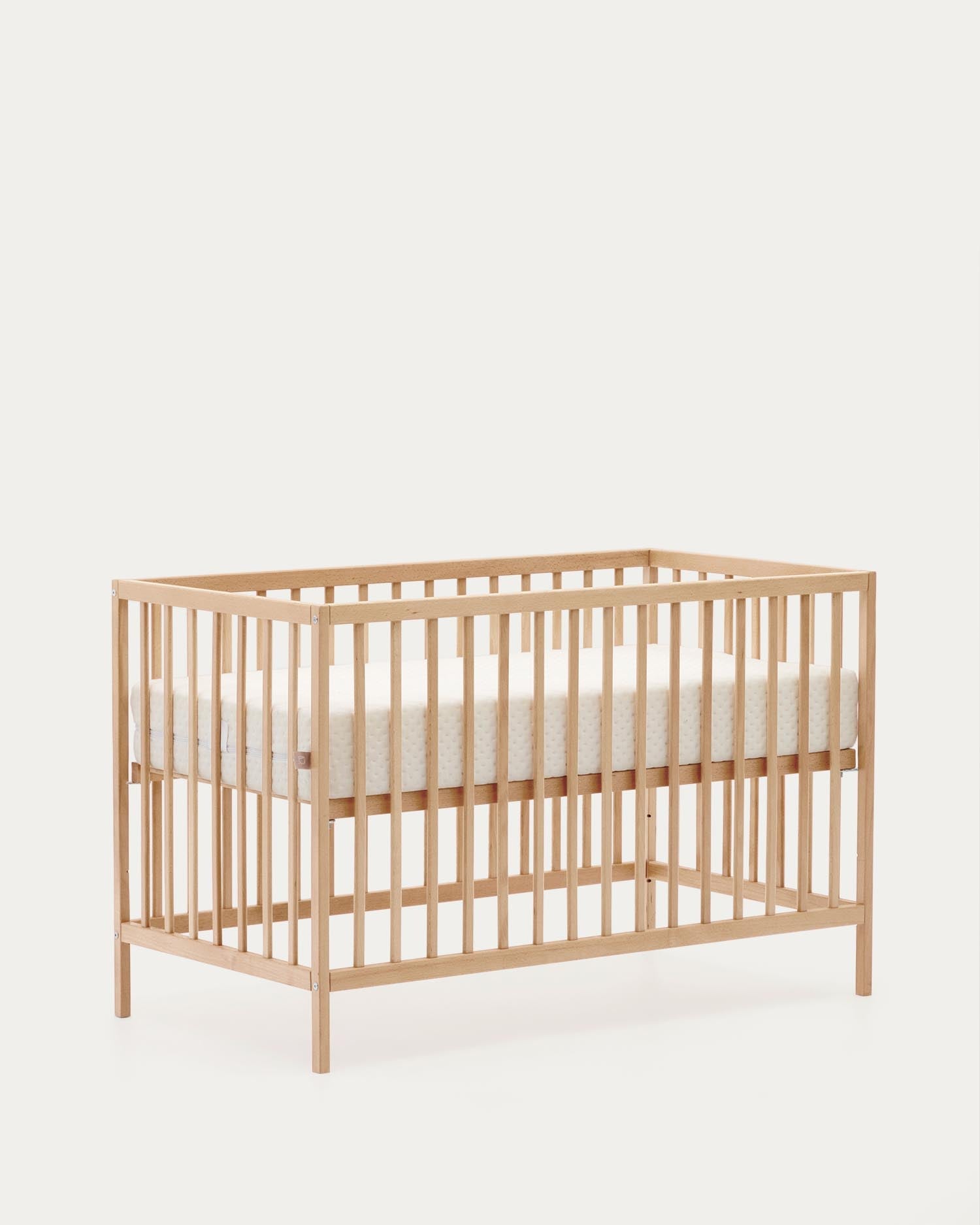 Das Gitterbett Shantal aus massiver Buche, 60x120 cm, mit natürlichem Finish, bietet Komfort und Stil für Ihr Baby, von Kave Home.